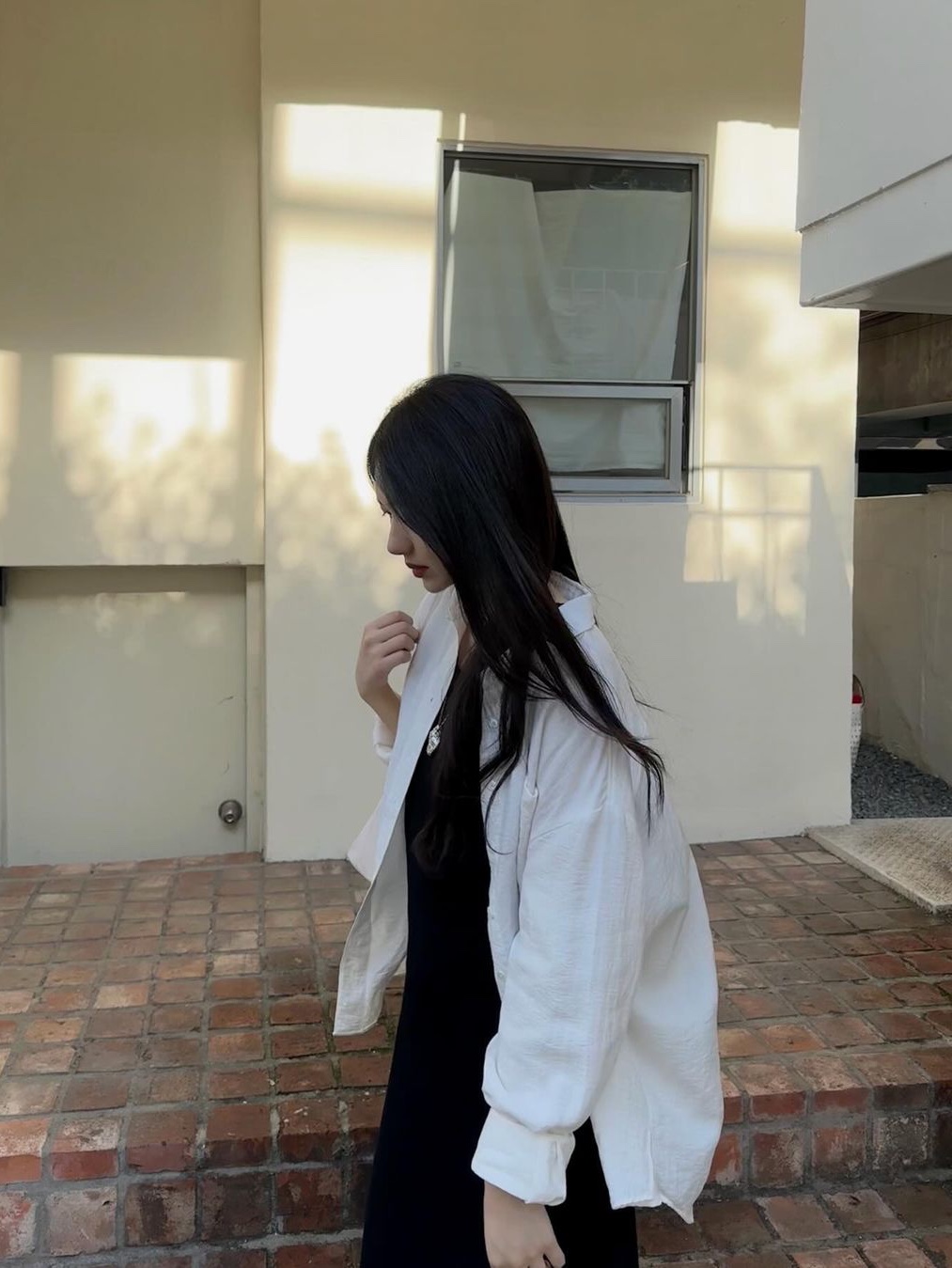 Siyazu SITP5151 Over-Fit Lounge Silky Shirts White, Siyazu SITP5151 Over-Fit Lounge Silky Shirts Black 착용 스타일