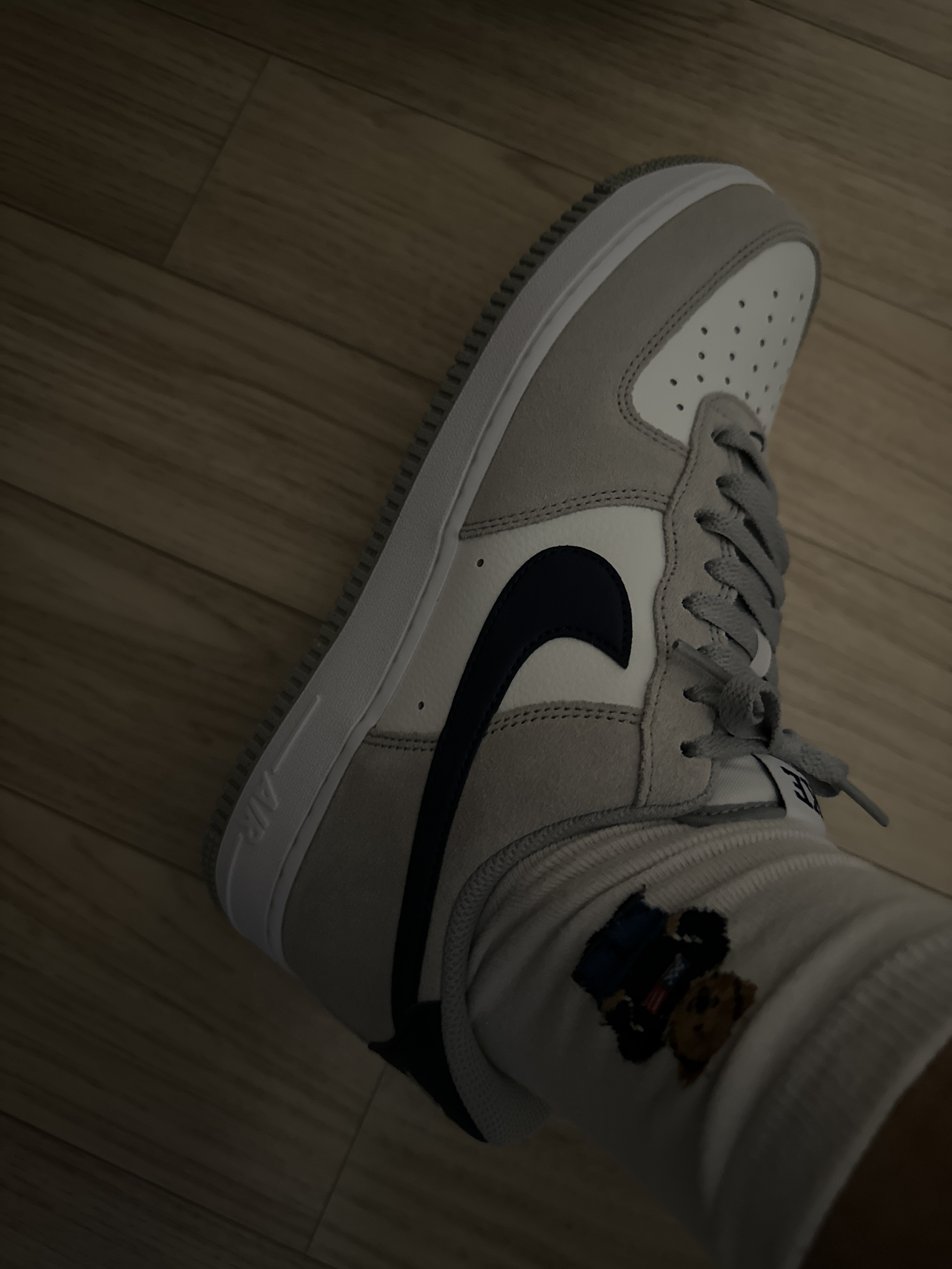 Nike Air Force 1 '07 Light Smoke Grey Midnight Navy 착용 스타일 - 3