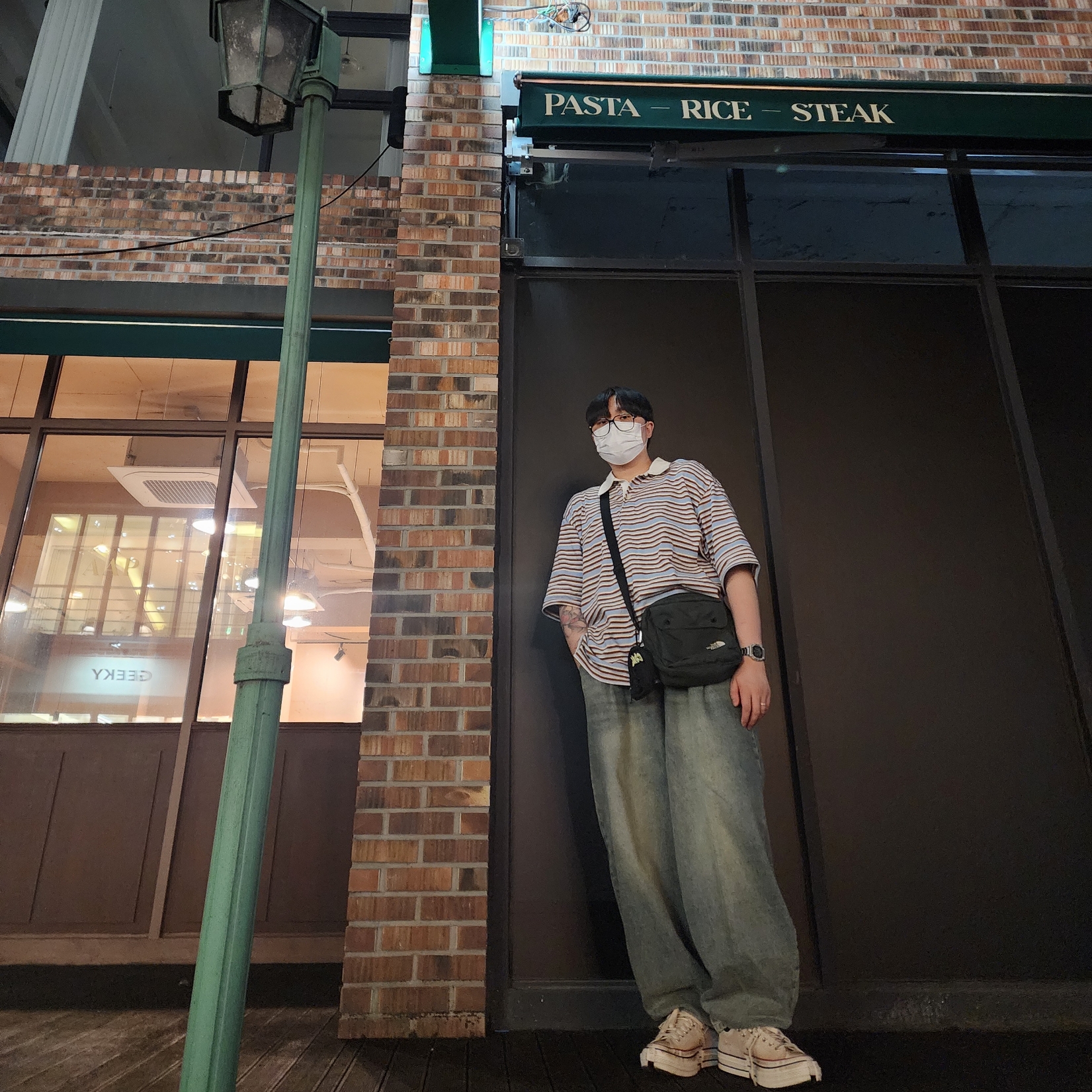 Converse x Feng Chen Wang Chuck 70 Ox 2-in-1 Brown Rice, Gentle Monster Jeff 01 Black 착용 스타일 - 2