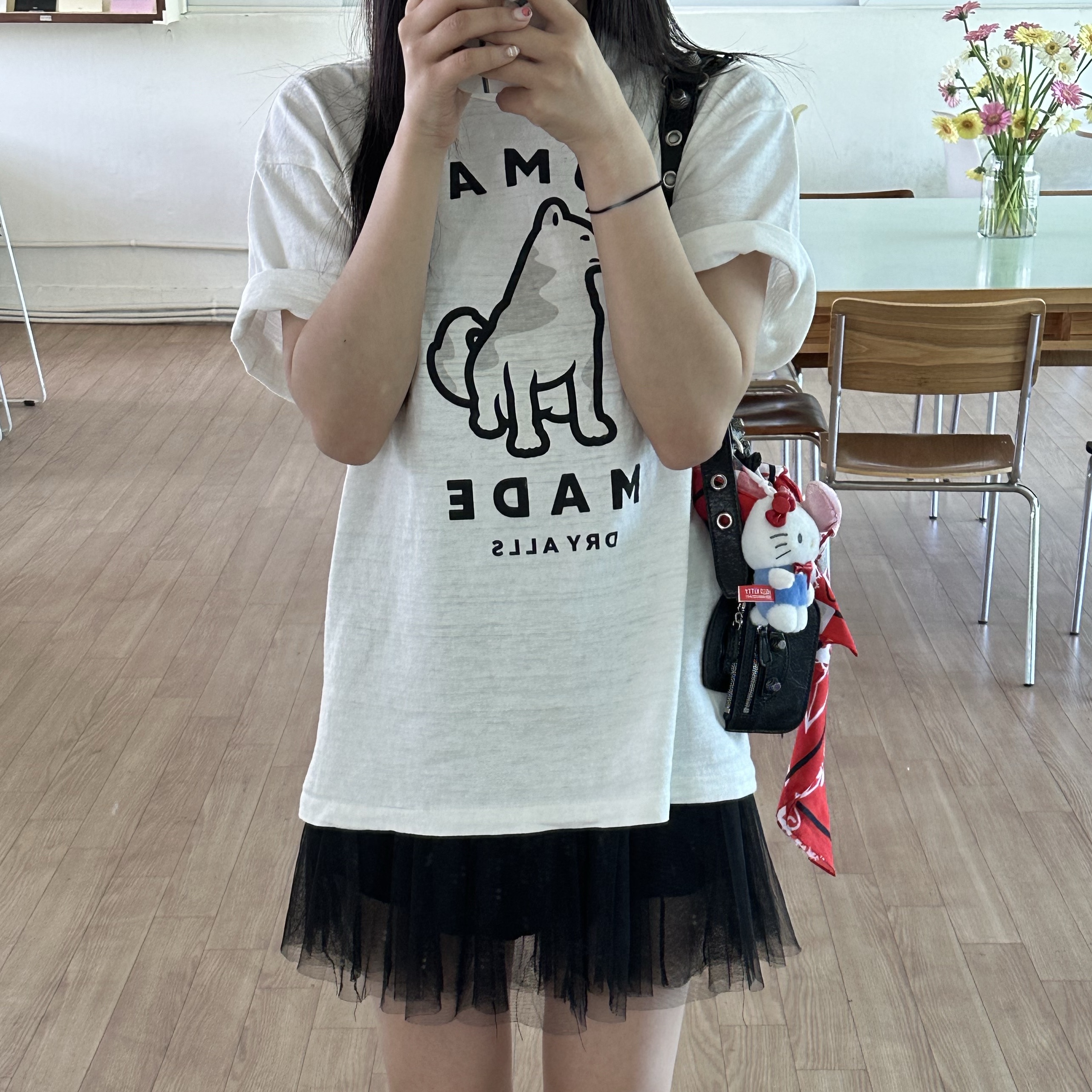 (W) Dr. Martens 1B60 Boots Black, Human Made Worksout 20th Anniversary Jindo Dog Graphic T-Shirt White 착용 스타일 - 2
