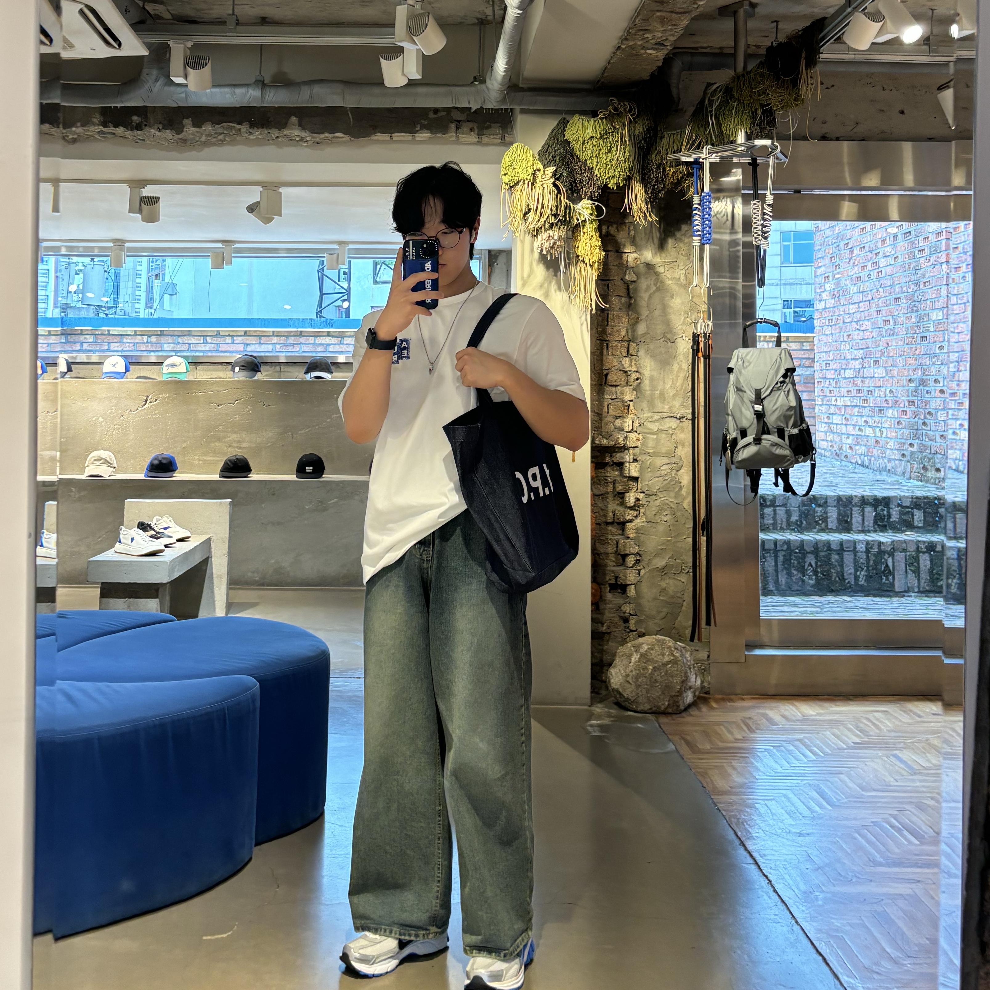 A.P.C. Daniela Shopping Bag Indigo, Ader Error Standic Magsafe Wallet Z-Blue 착용 스타일 - 3