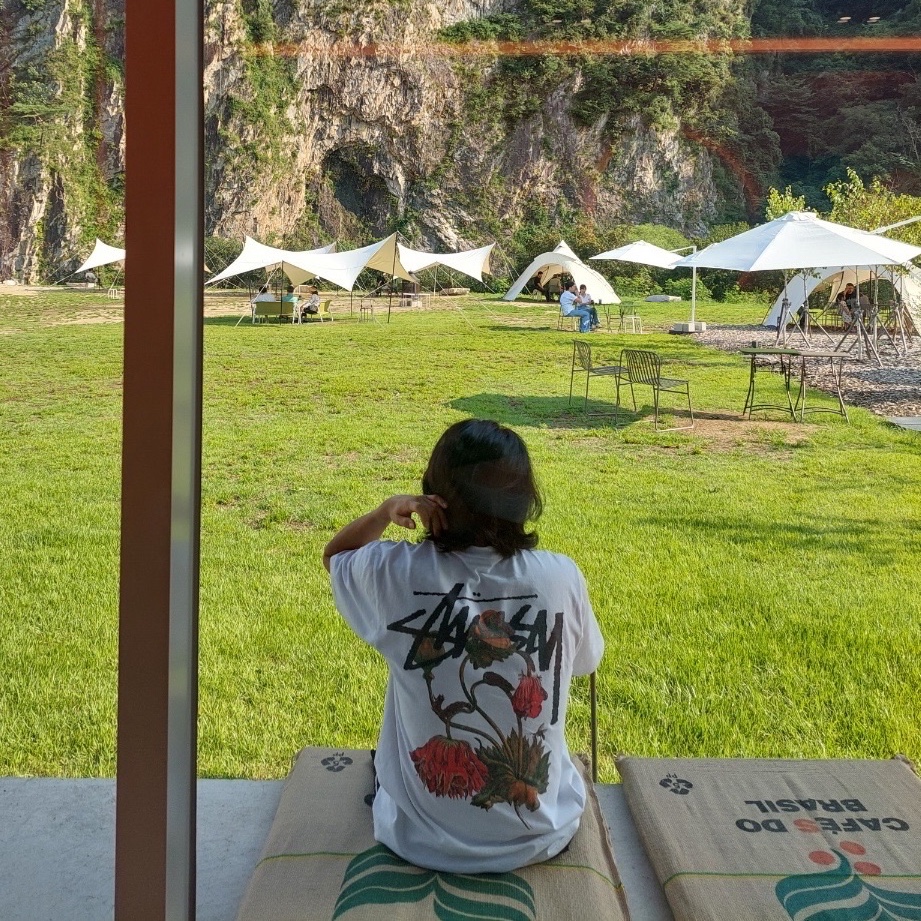 Stussy Withered Flower T-Shirt White 착용 스타일