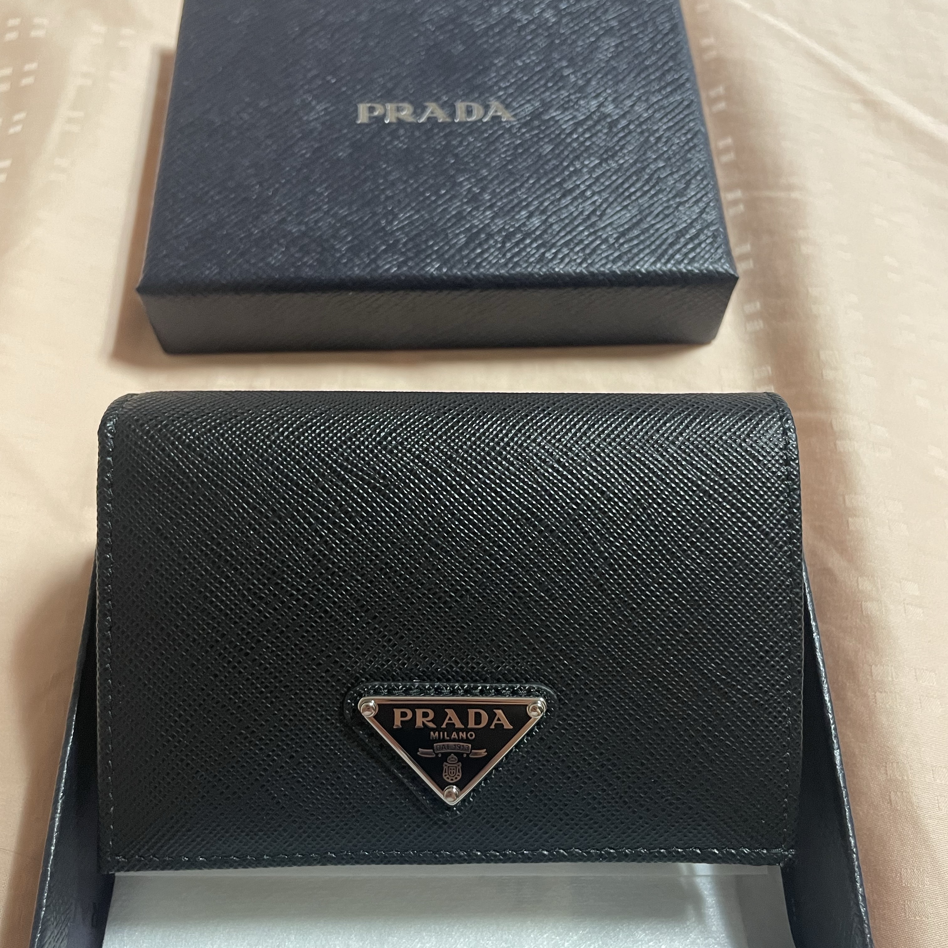Prada Saffiano Triangle Logo Half Wallet Black 착용 스타일