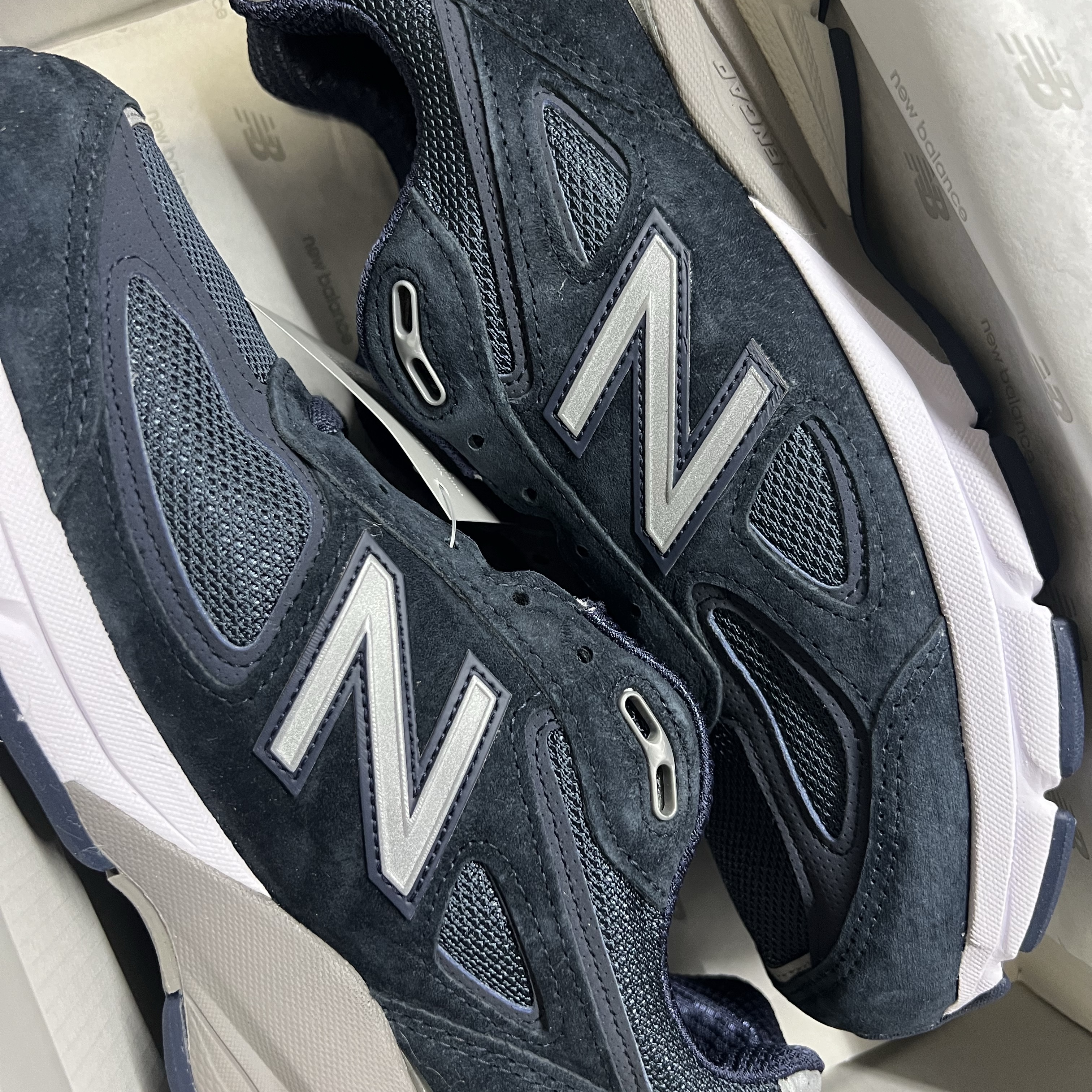 New Balance 990v6 Made in USA Triple Black - D Standard, New Balance 990v4 Made in USA Navy Silver 착용 스타일 - 2