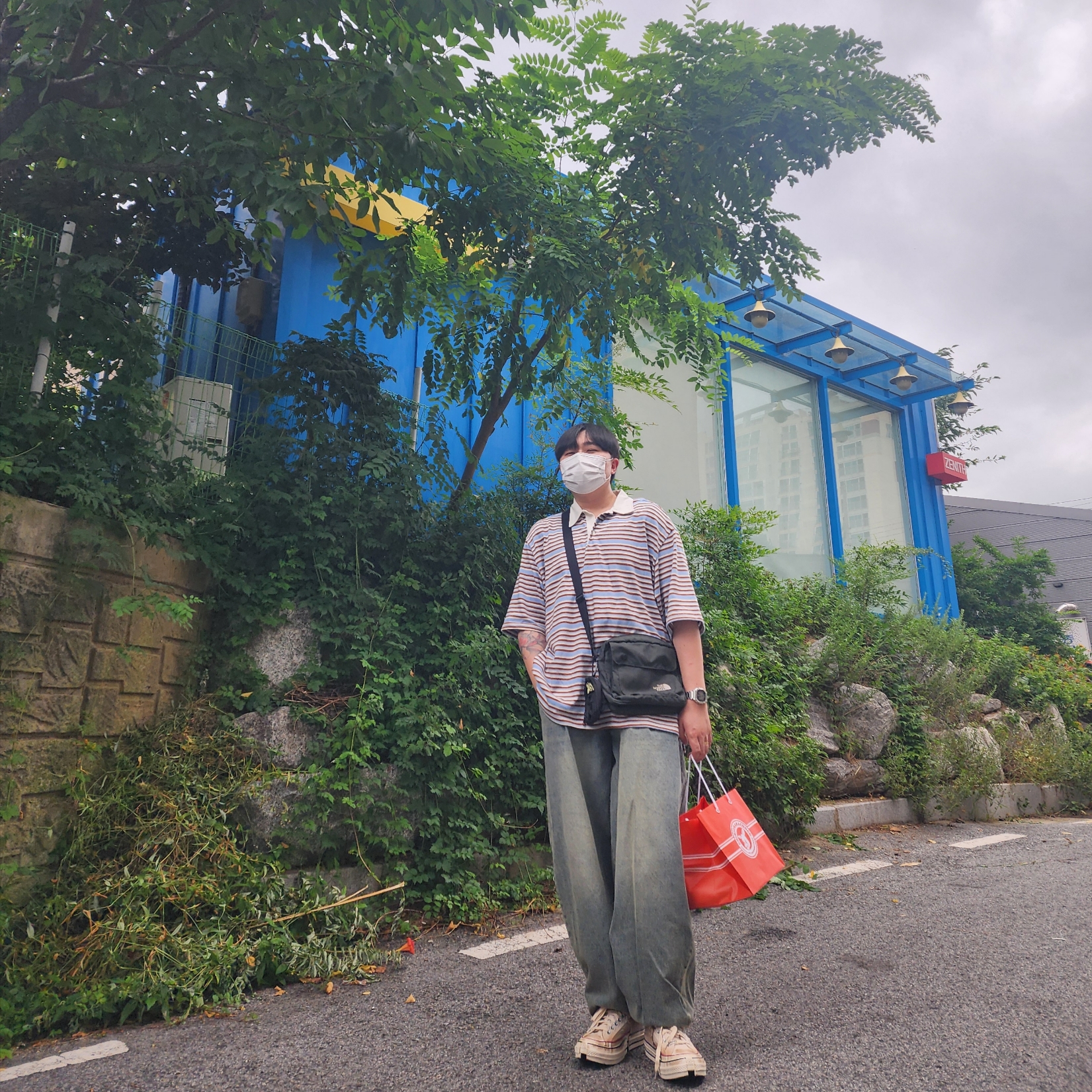 Converse x Feng Chen Wang Chuck 70 Ox 2-in-1 Brown Rice, Gentle Monster Jeff 01 Black 착용 스타일 - 6