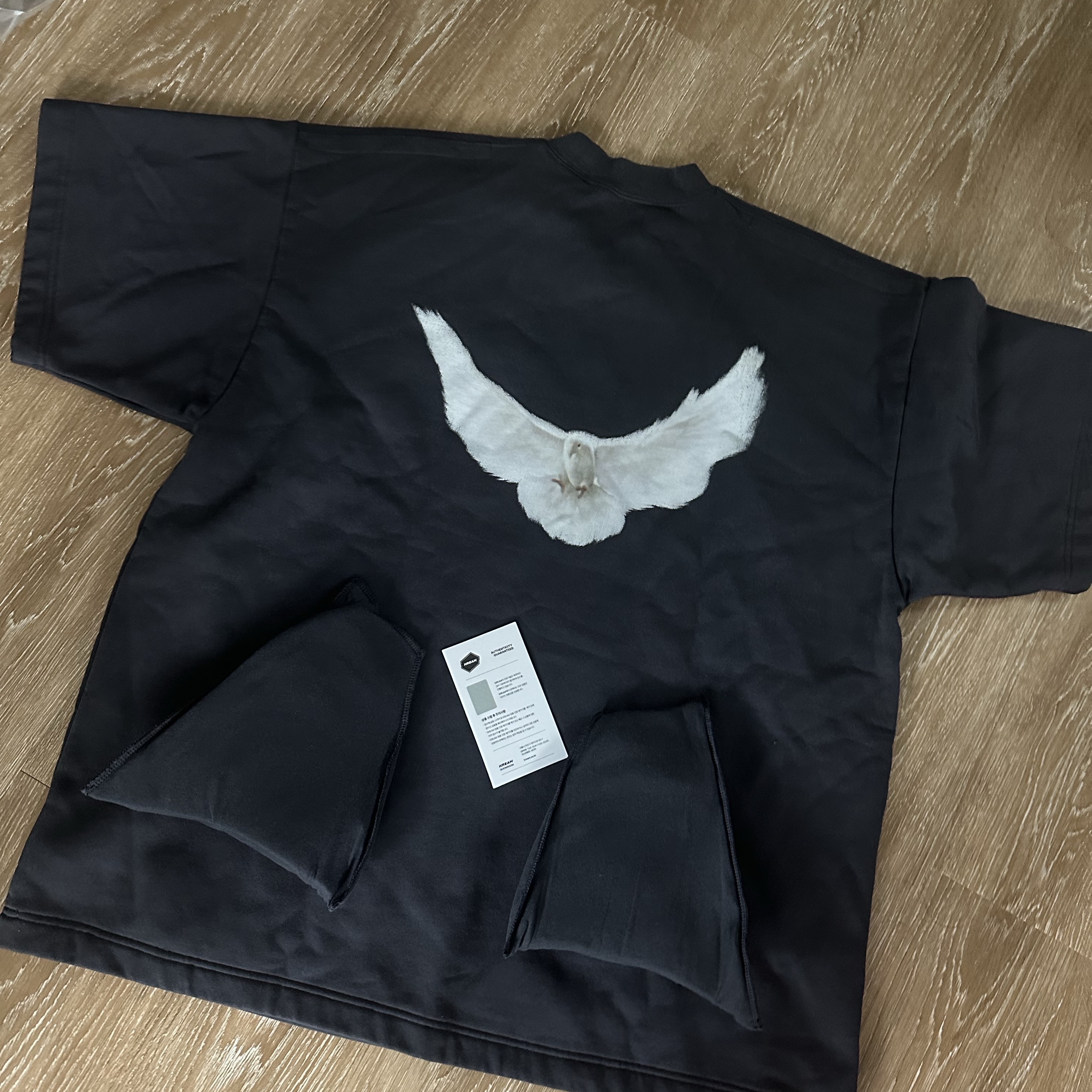 Yeezy Gap Engineered By Balenciaga Dove Padded Heavy Fleece T-Shirt Black 착용 스타일 - 2