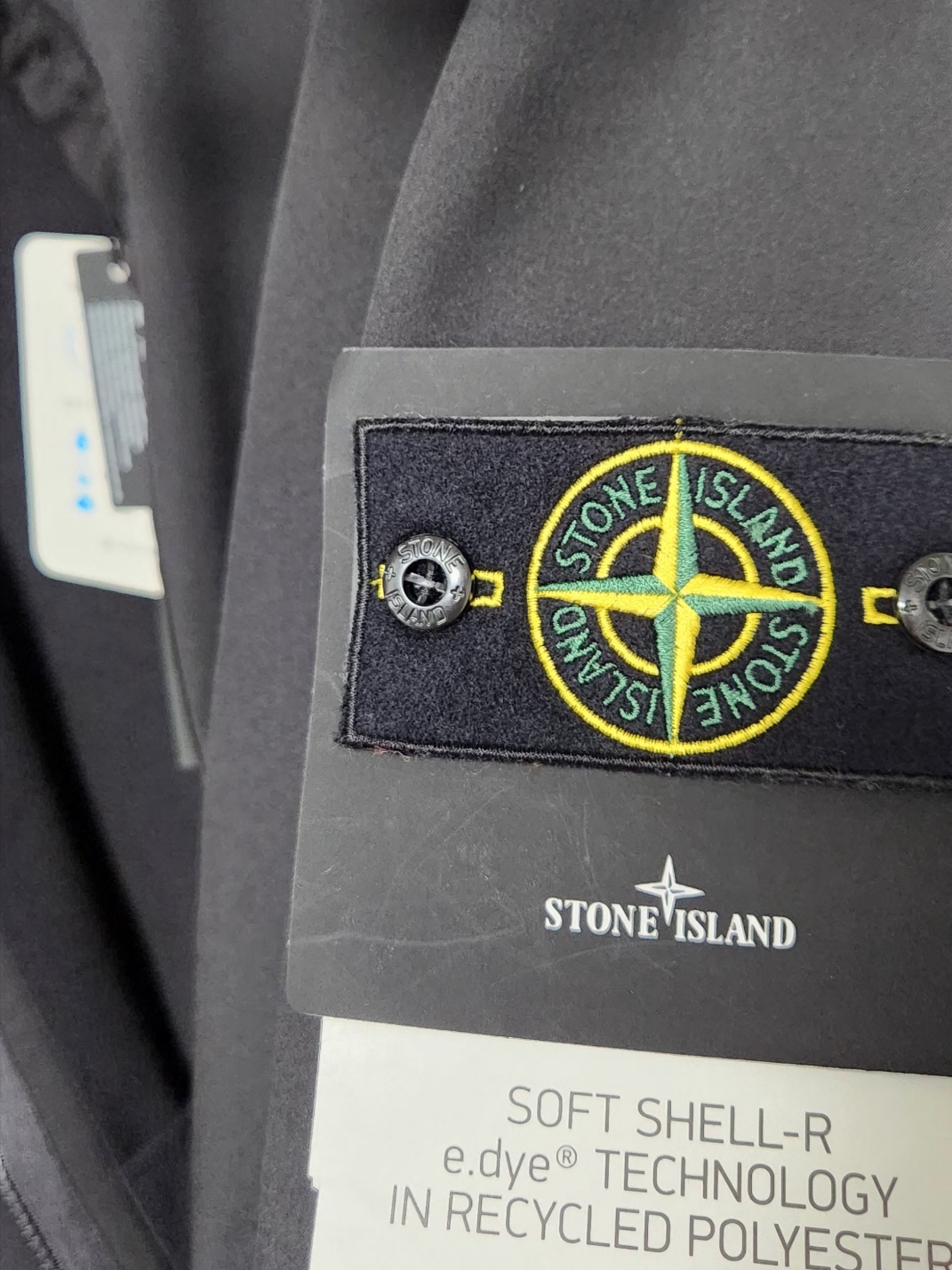 Stone Island Q0222 Soft Shell-R E.Dye Technology Light Weight Jacket Black - 23FW 착용 스타일