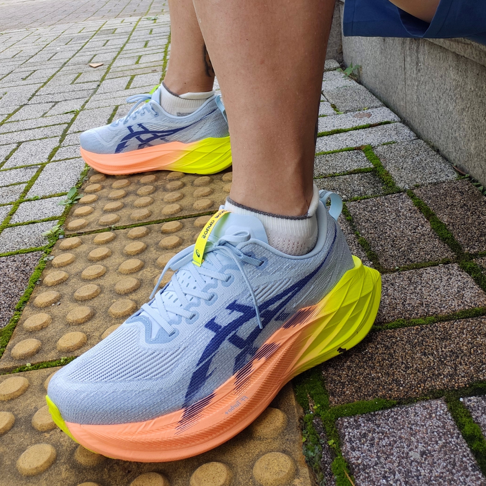 Asics Superblast 2 Paris Cool Grey Safety Yellow 착용 스타일 - 2
