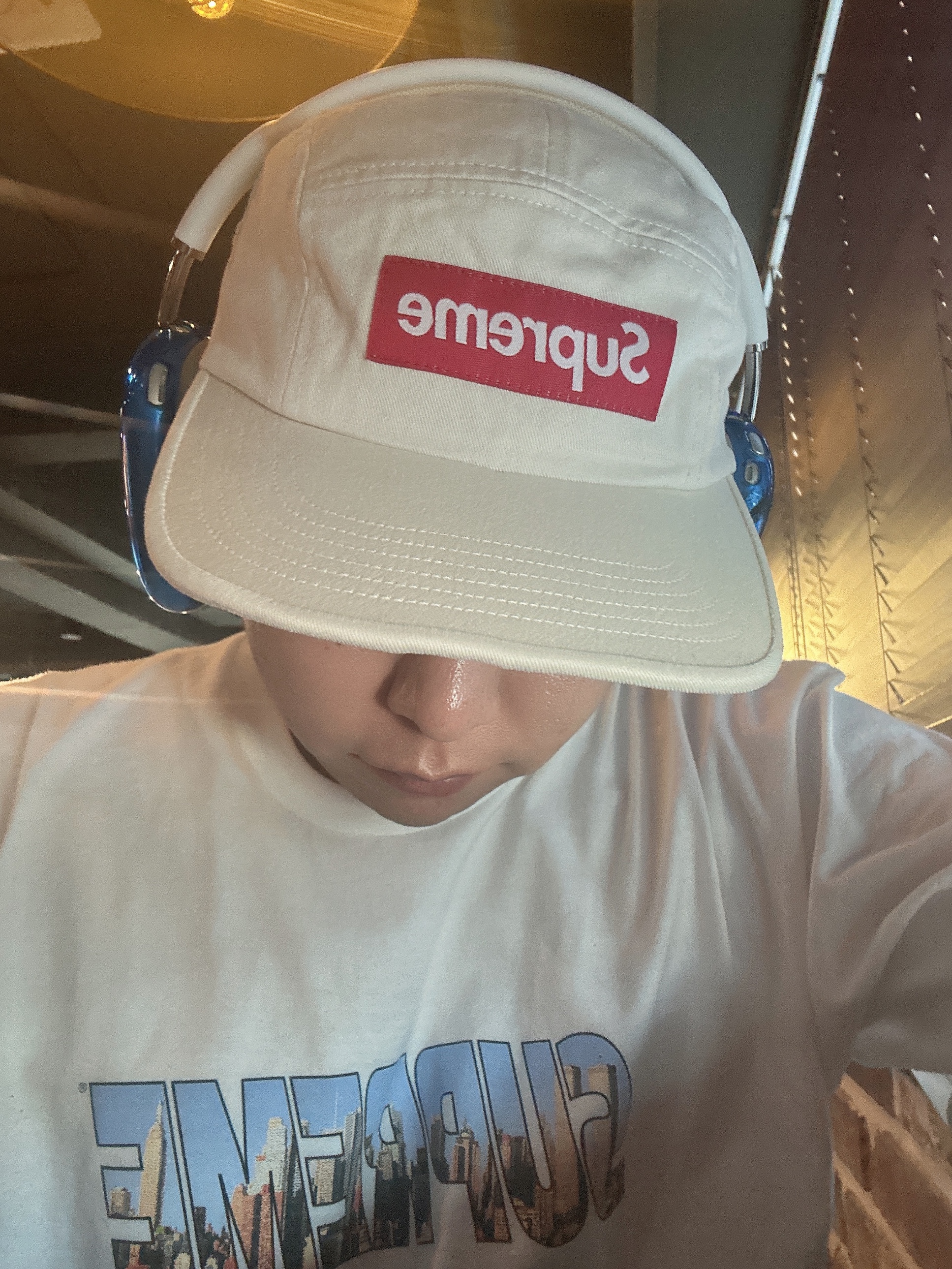 Supreme Washed Chino Twill Camp Cap Natural - 24SS, Supreme Gotham T-Shirt White - 23FW 착용 스타일