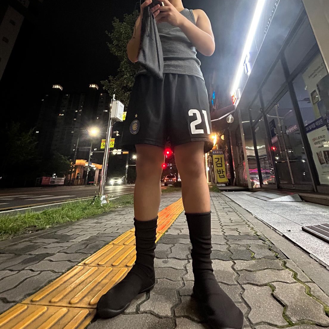 Yeezy YZY Pods Black 착용 스타일 - 1