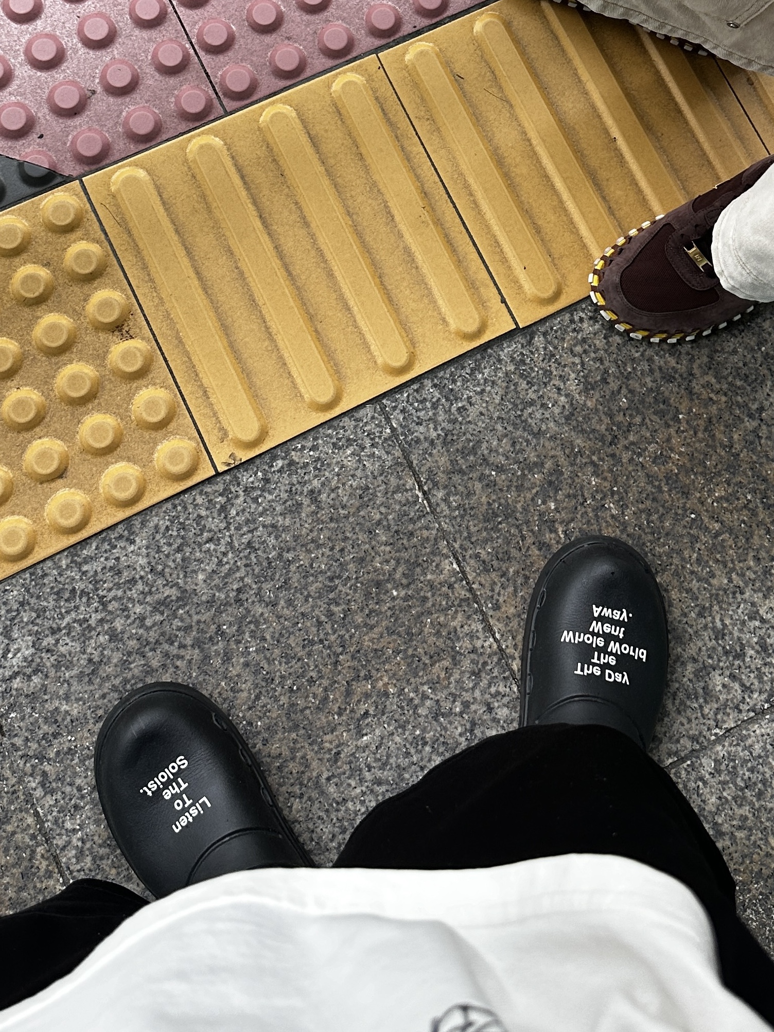 Oofos x Takahiromiyashita The Soloist The Day The Whole World Went Away Clog Black 착용 스타일 - 3