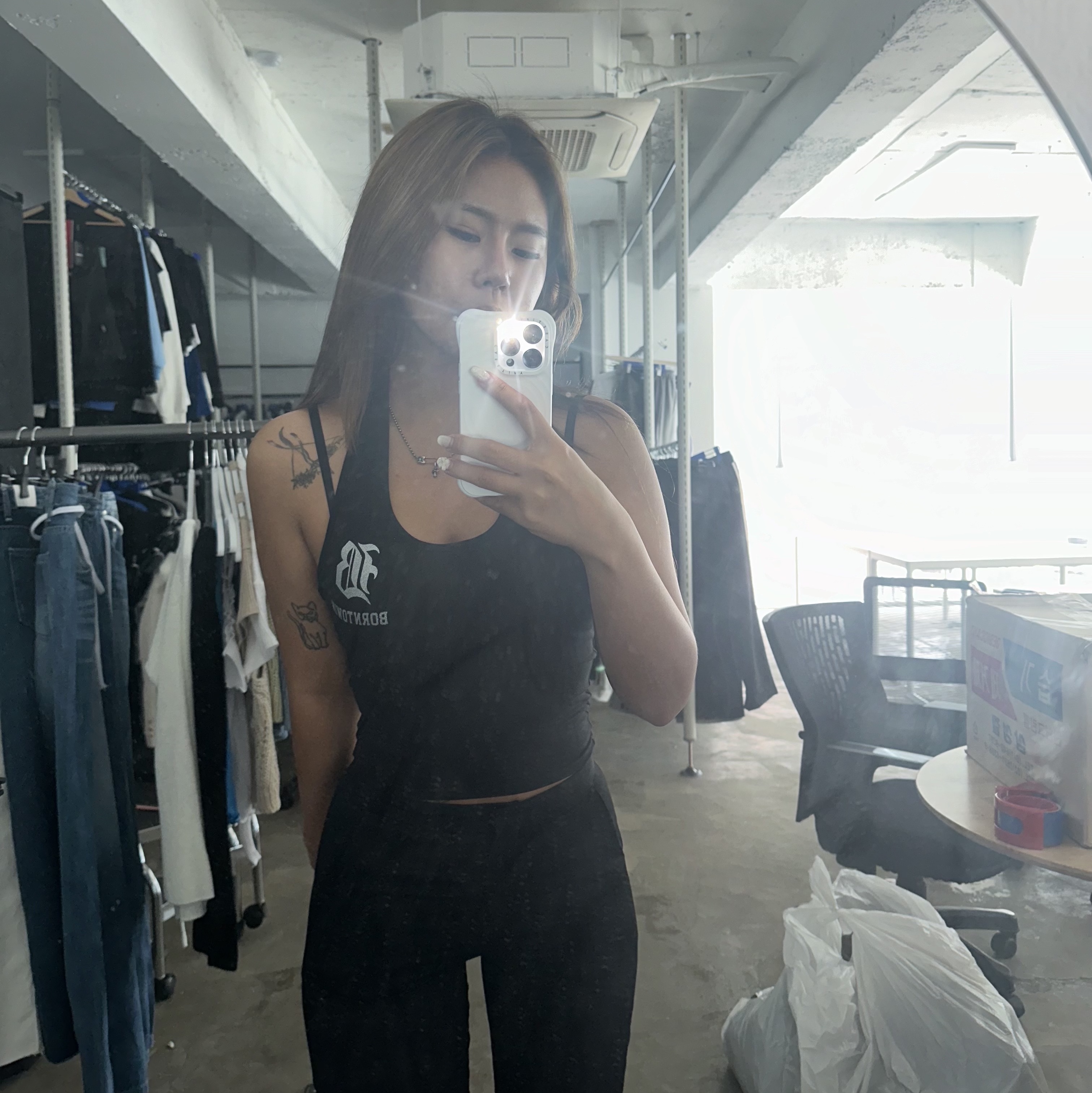 BORN TO WIN Symbol B Halterneck Sleeveless Black 착용 스타일 - 1