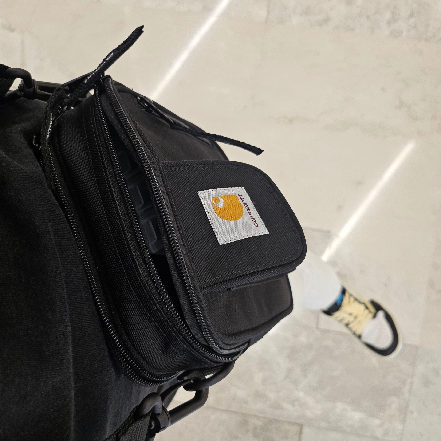 Carhartt WIP Essentials Bag Black 착용 스타일 - 1