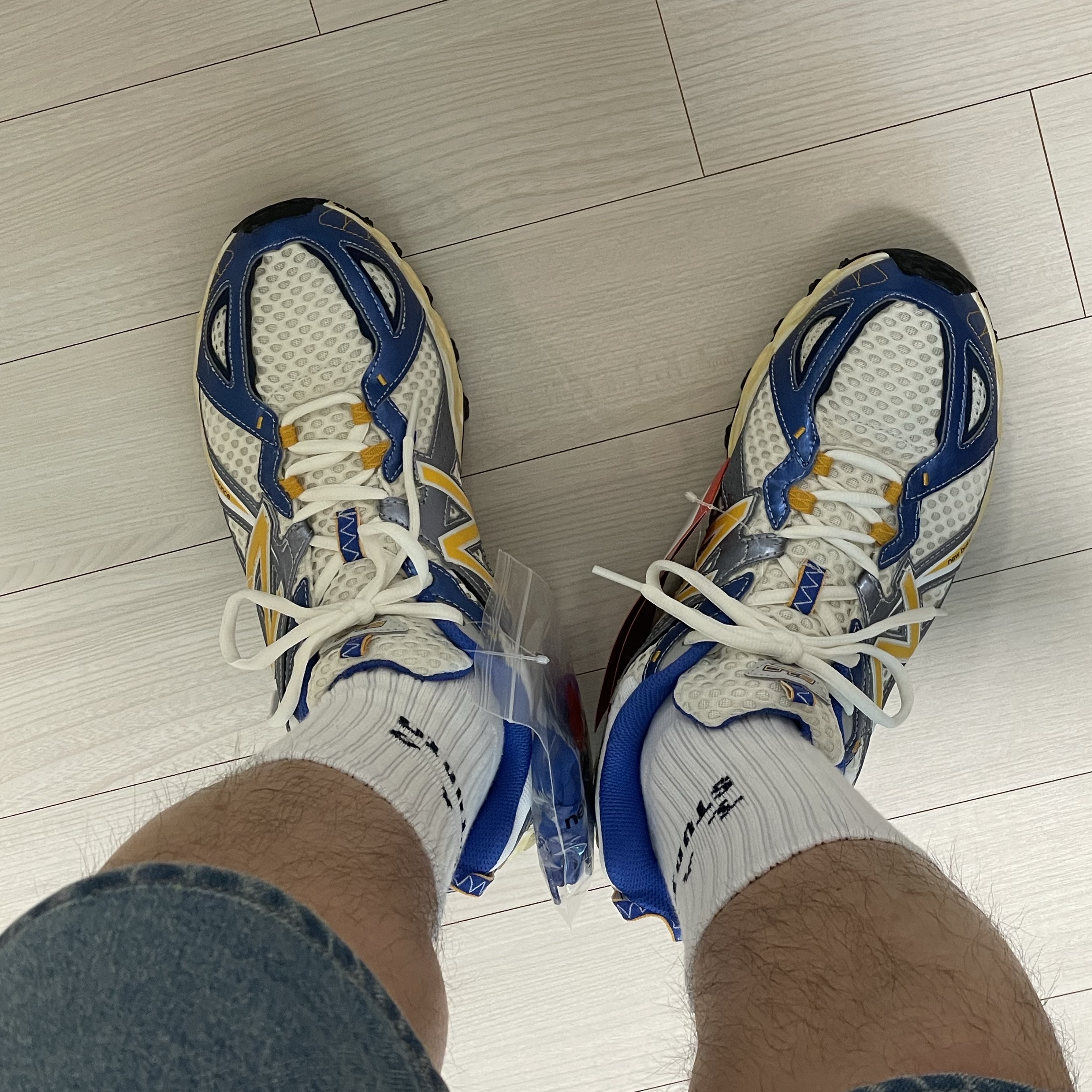 New Balance x Yeseyesee ML610 Atlantic Blue Varsity Gold 착용 스타일 - 1