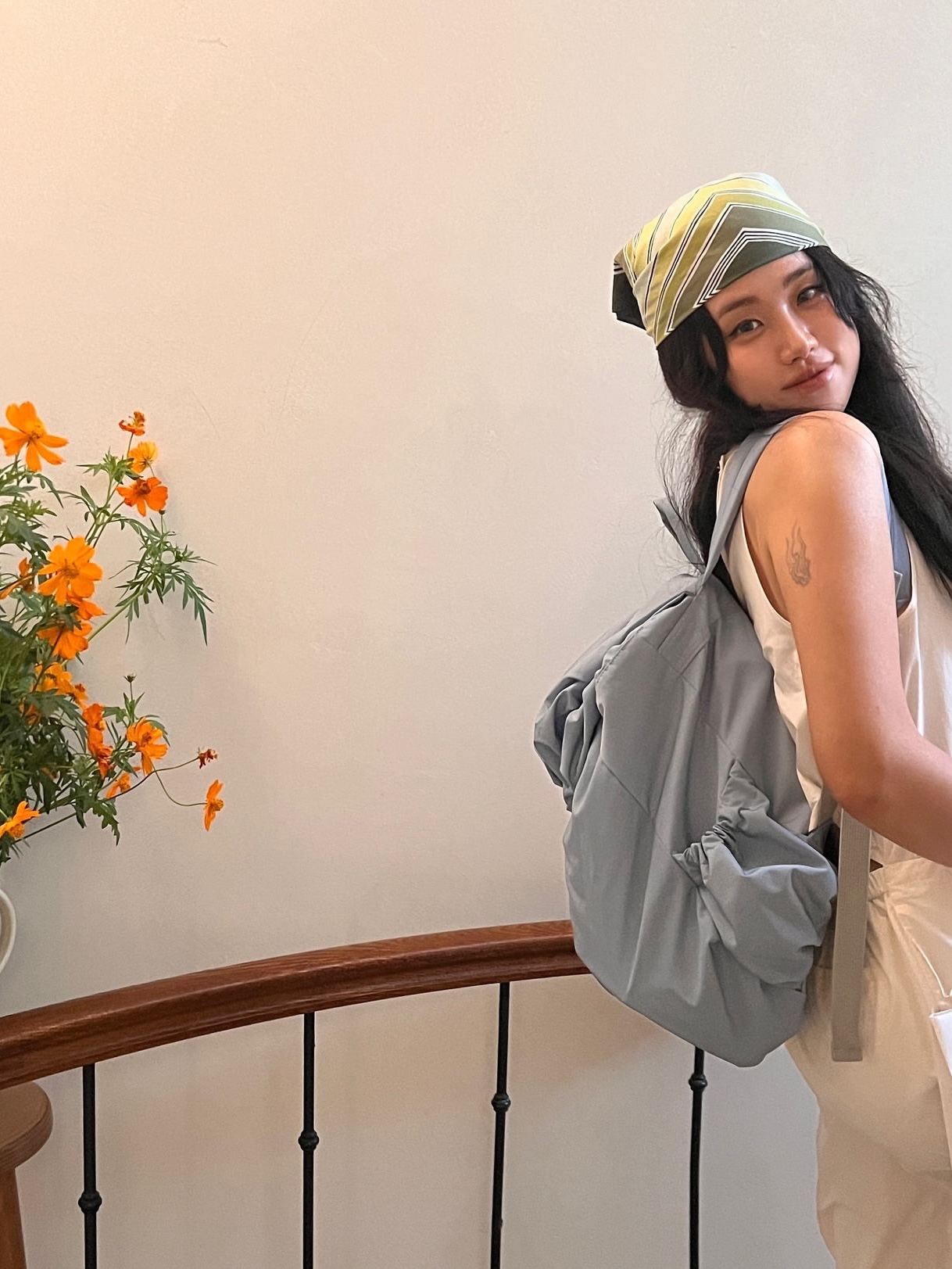 ACOC Blooming Backpack Ice Blue 착용 스타일 - 2