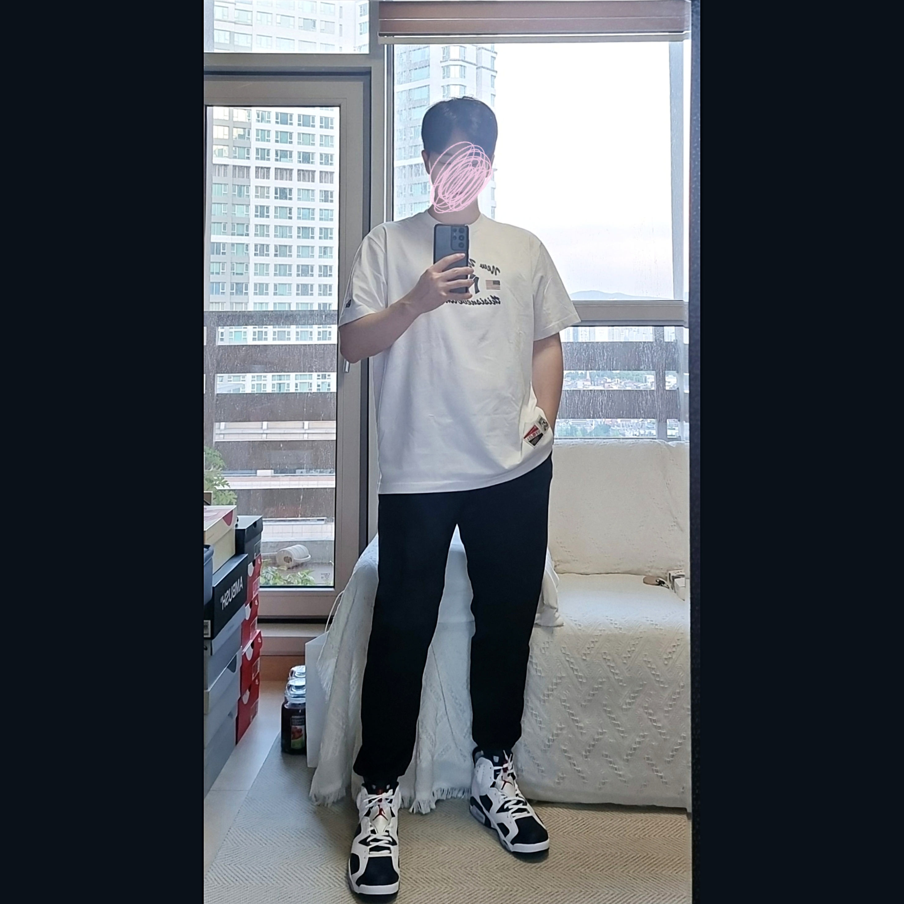 Jordan 6 Retro White and Midnight Navy 착용 스타일 - 1