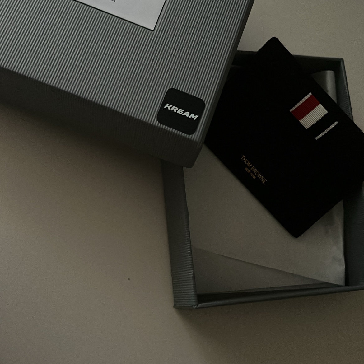 Thom Browne Pebble Grain Leather Stripe Single Card Holder Black 착용 스타일