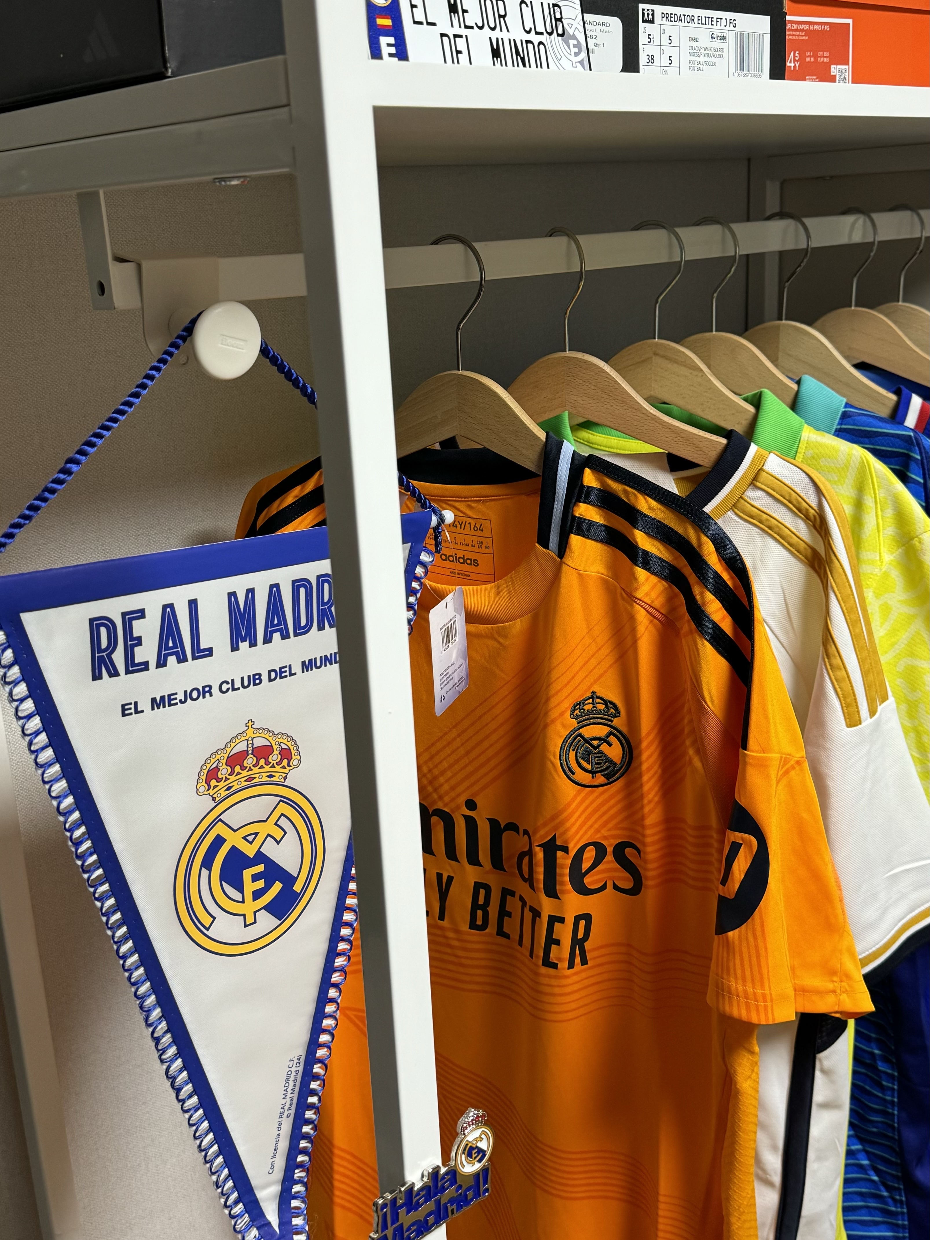 Adidas Real Madrid 2024/25 Away Jersey Crew Orange - US Sizing (Non Marking Ver.) 착용 스타일 - 5