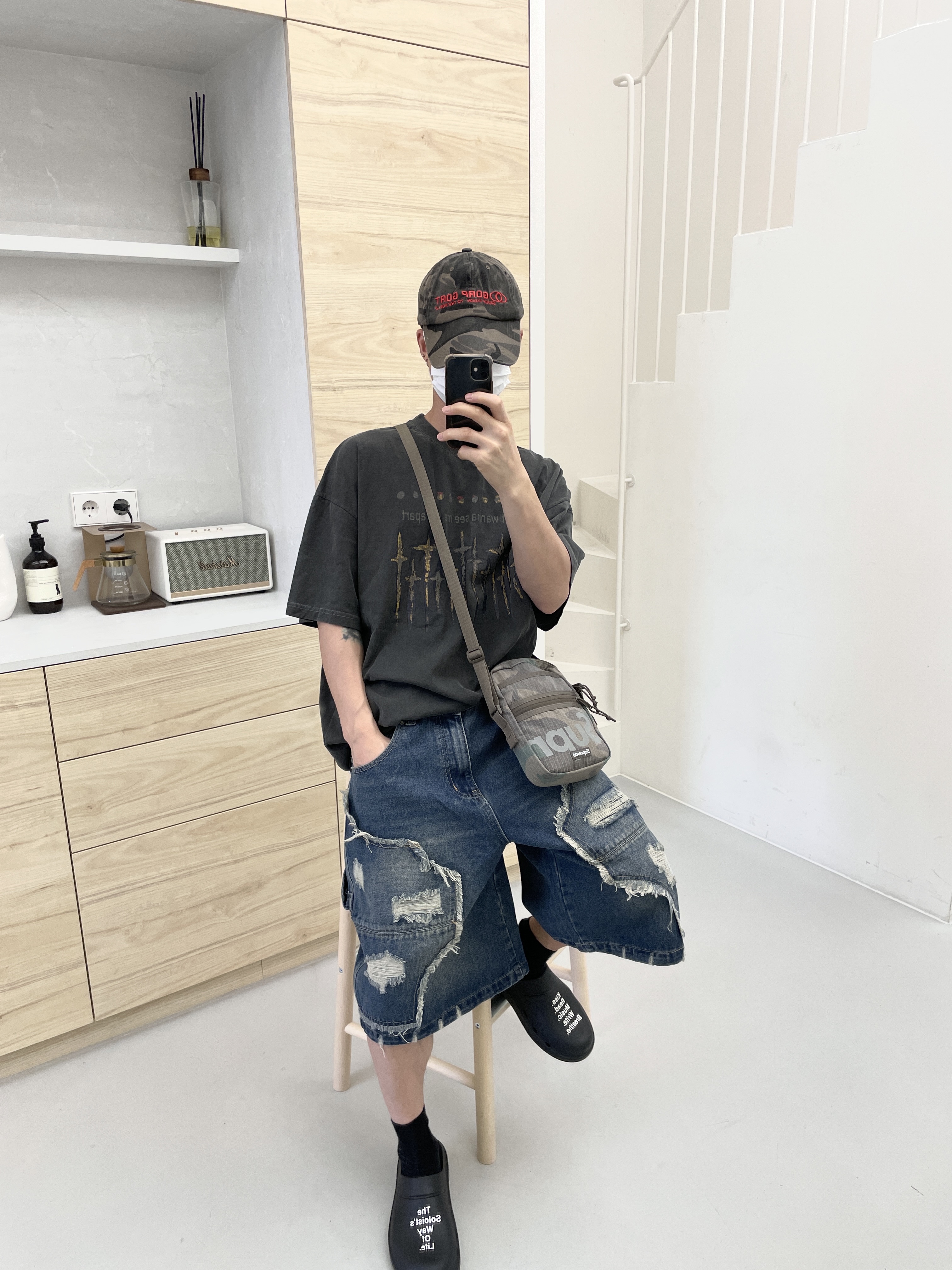 Oofos x Takahiromiyashita The Soloist The Soloist's Way Of Life Clog Black White 착용 스타일