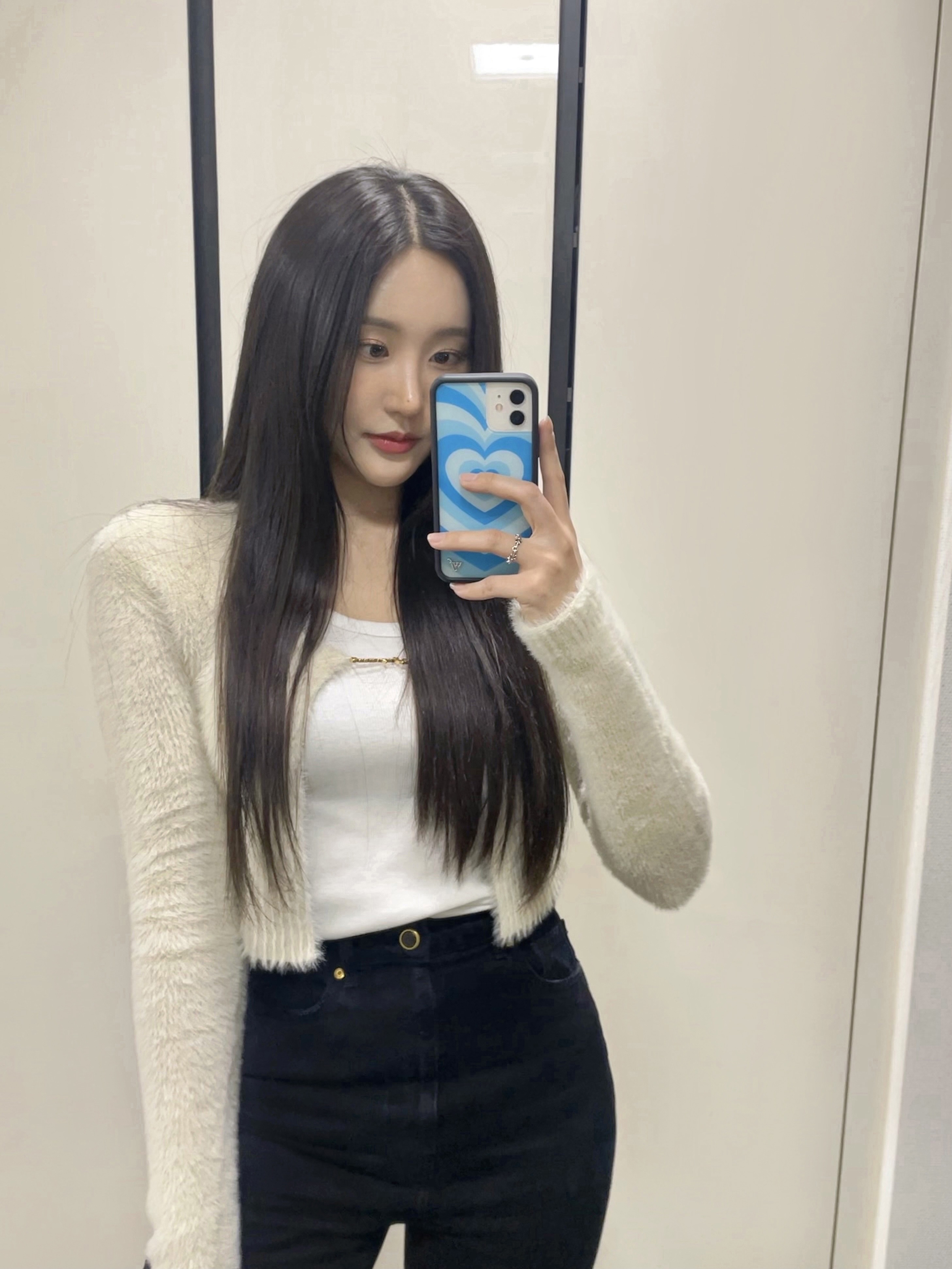 (W) Jacquemus La Maille Neve Manches Longues Fluffy Charm Logo Long Sleeve Cardigan Off White 착용 스타일