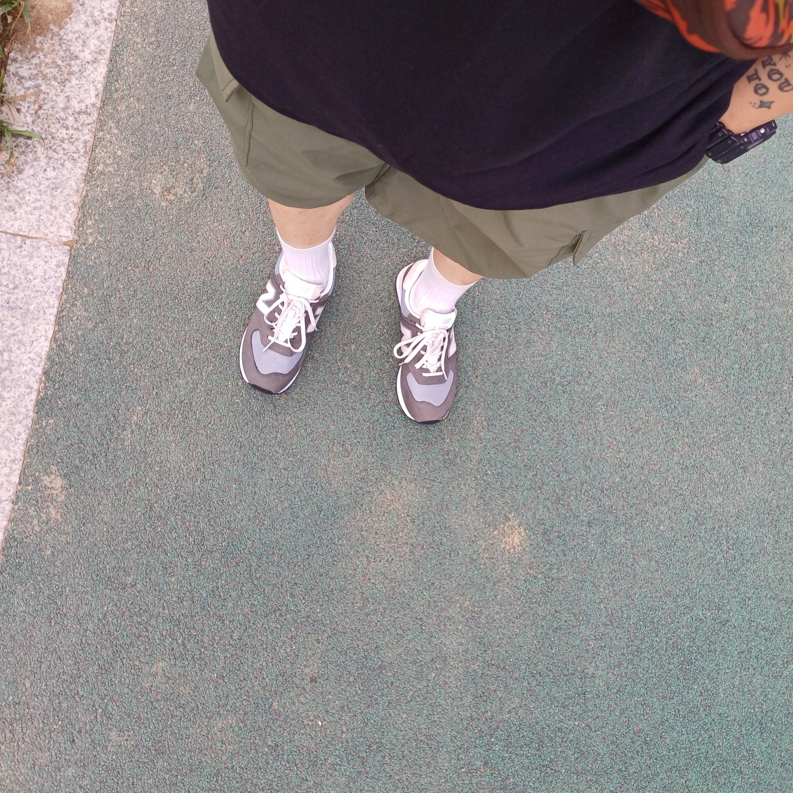 New Balance 574 Classic Grey 착용 스타일 - 2