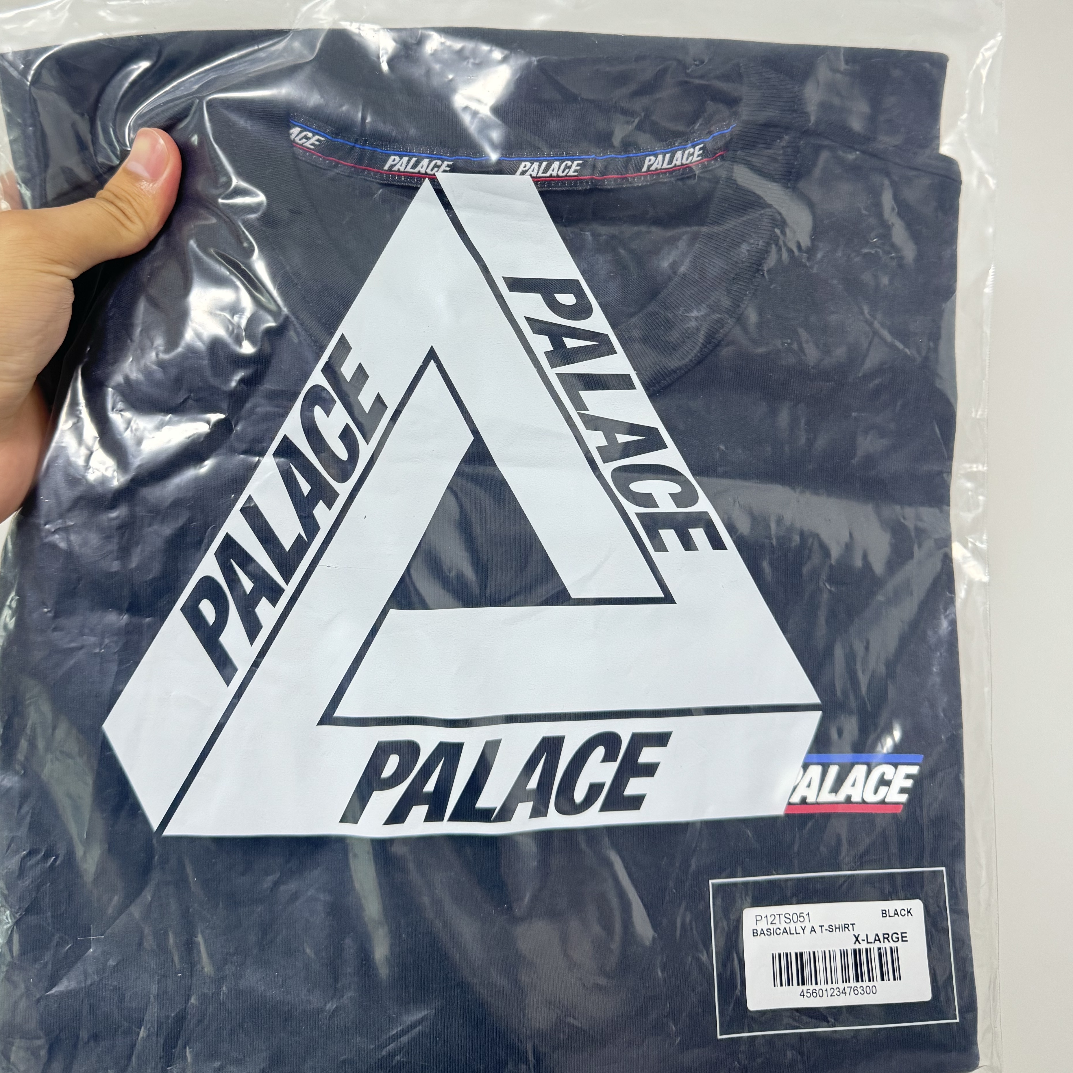 Palace Basically A T-Shirt Black 착용 스타일