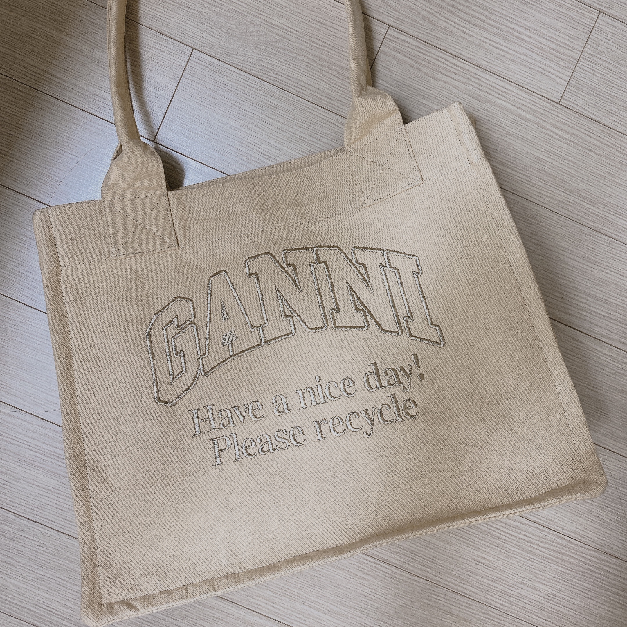 Ganni Cream LargeCanvas Tote Bag Butter Cream 착용 스타일