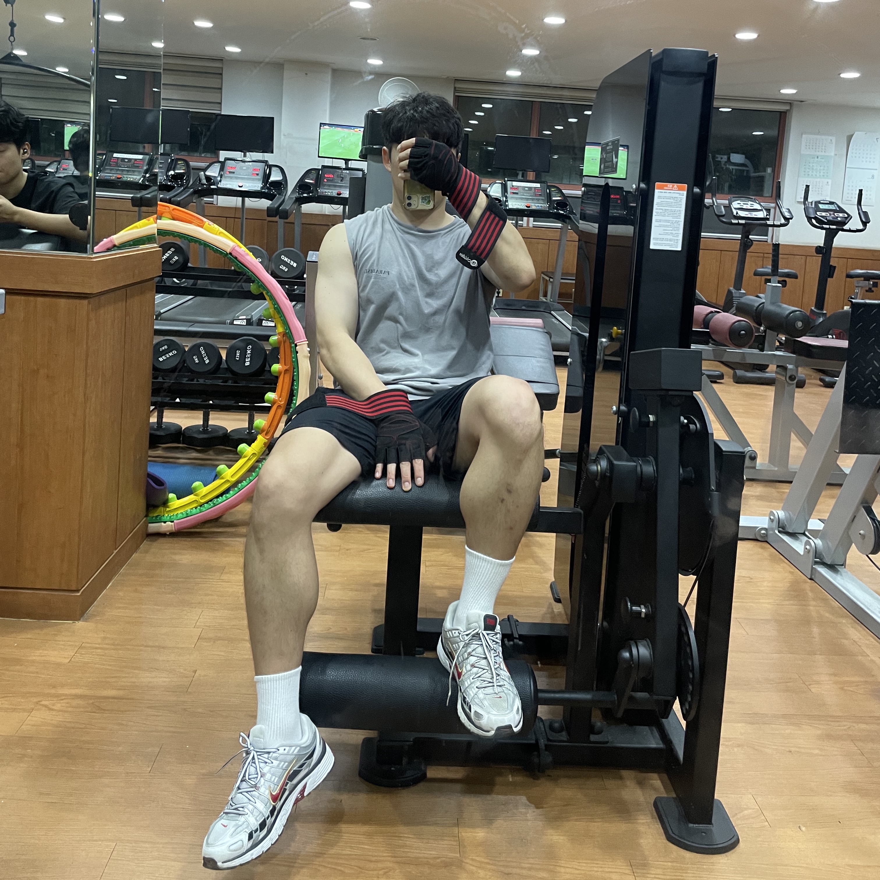 (W) Nike P-6000 Metallic Silver Red 착용 스타일