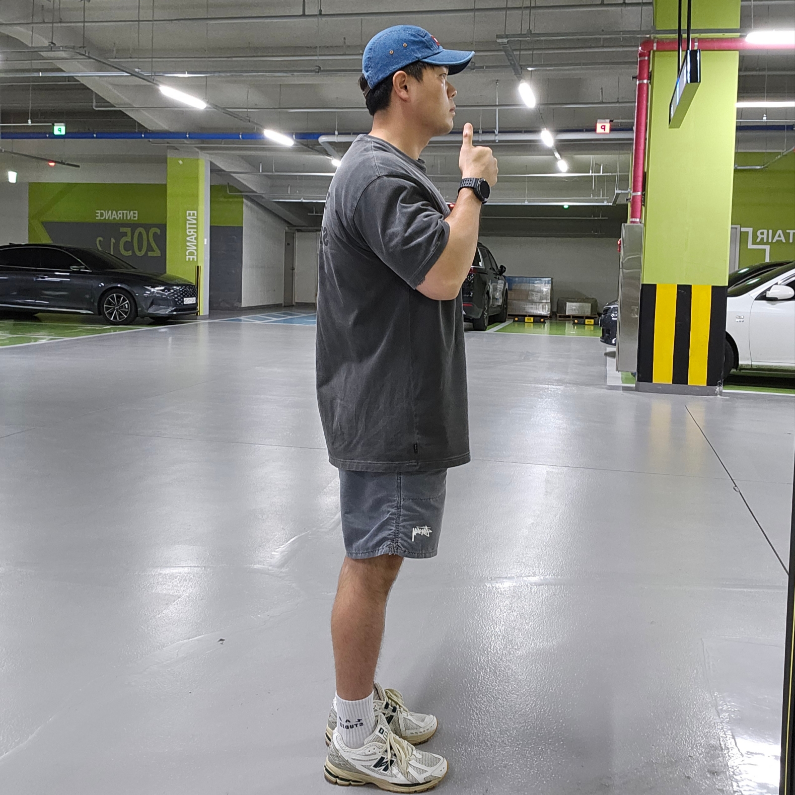 Stussy Stock Water Pigment Short Charcoal, IAB Studio Pigment T-Shirt Black 착용 스타일 - 2