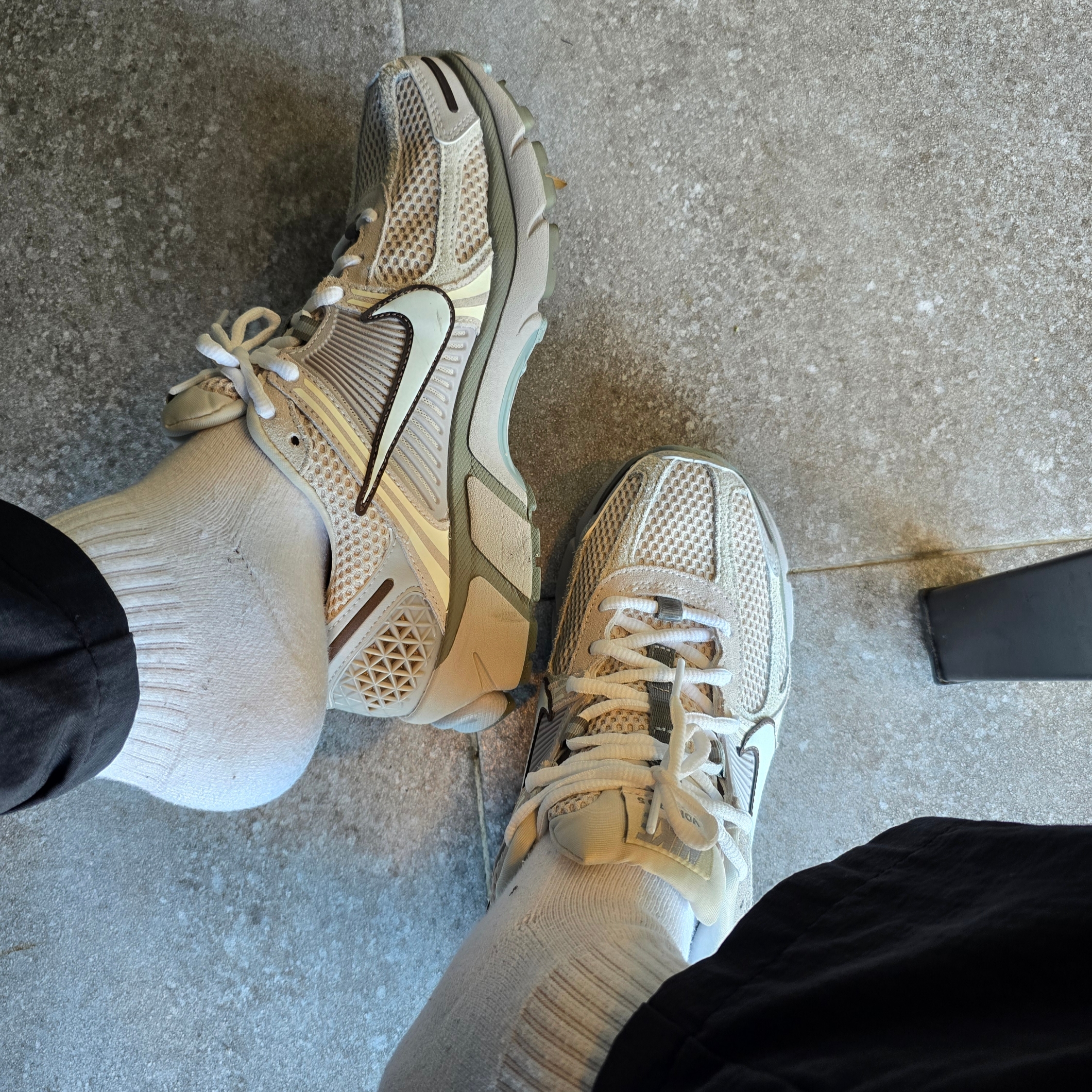 Nike Zoom Vomero 5 SE Light Orewood Brown 착용 스타일