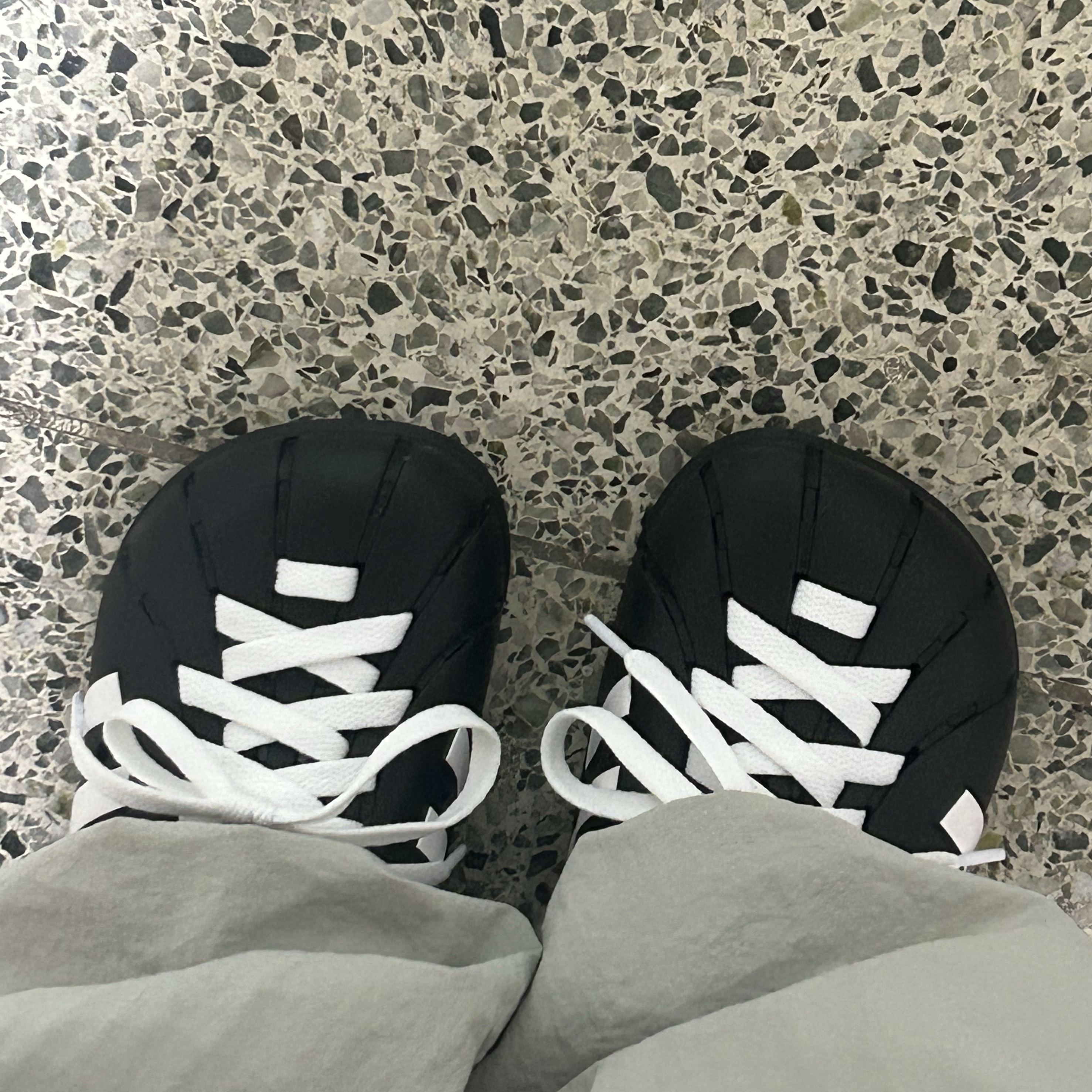 Adidas Adilette Clog Black White 착용 스타일