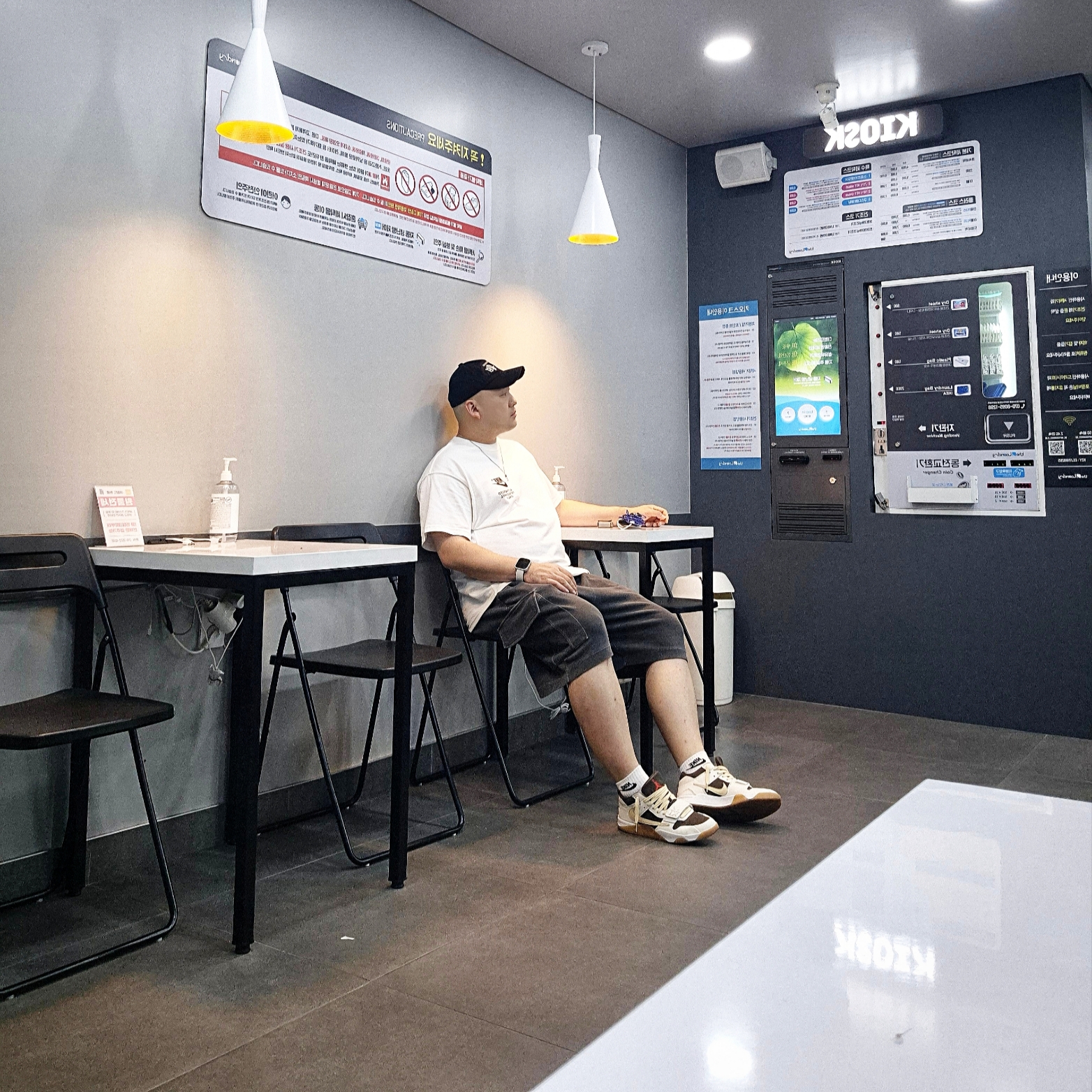 Jordan x Travis Scott Jumpman Jack TR Sail and Dark Mocha, Nike NSW Authorized Personnel T-Shirt White - Asia 착용 스타일