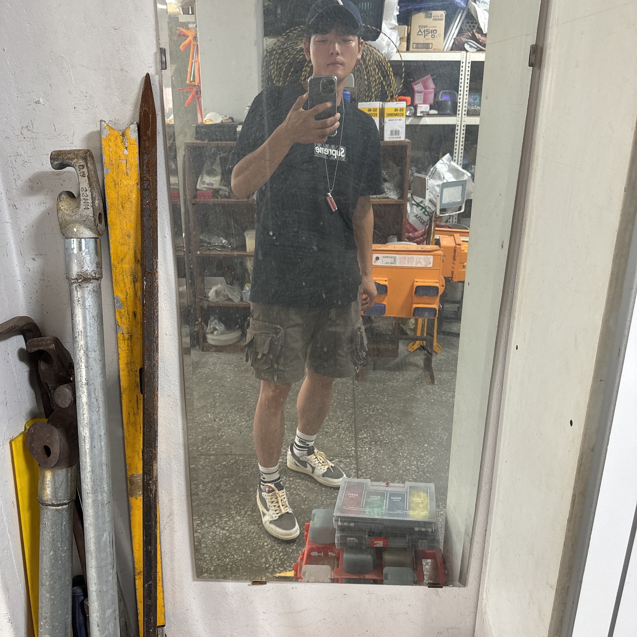 Jordan 1 x Travis Scott Retro Low OG SP Sail and Ridgerock, Nike ACG Cargo Shorts Ironstone - US/EU 착용 스타일 - 1
