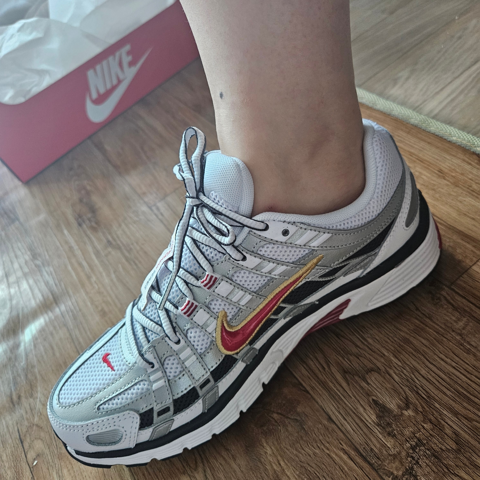(W) Nike P-6000 Metallic Silver Red 착용 스타일