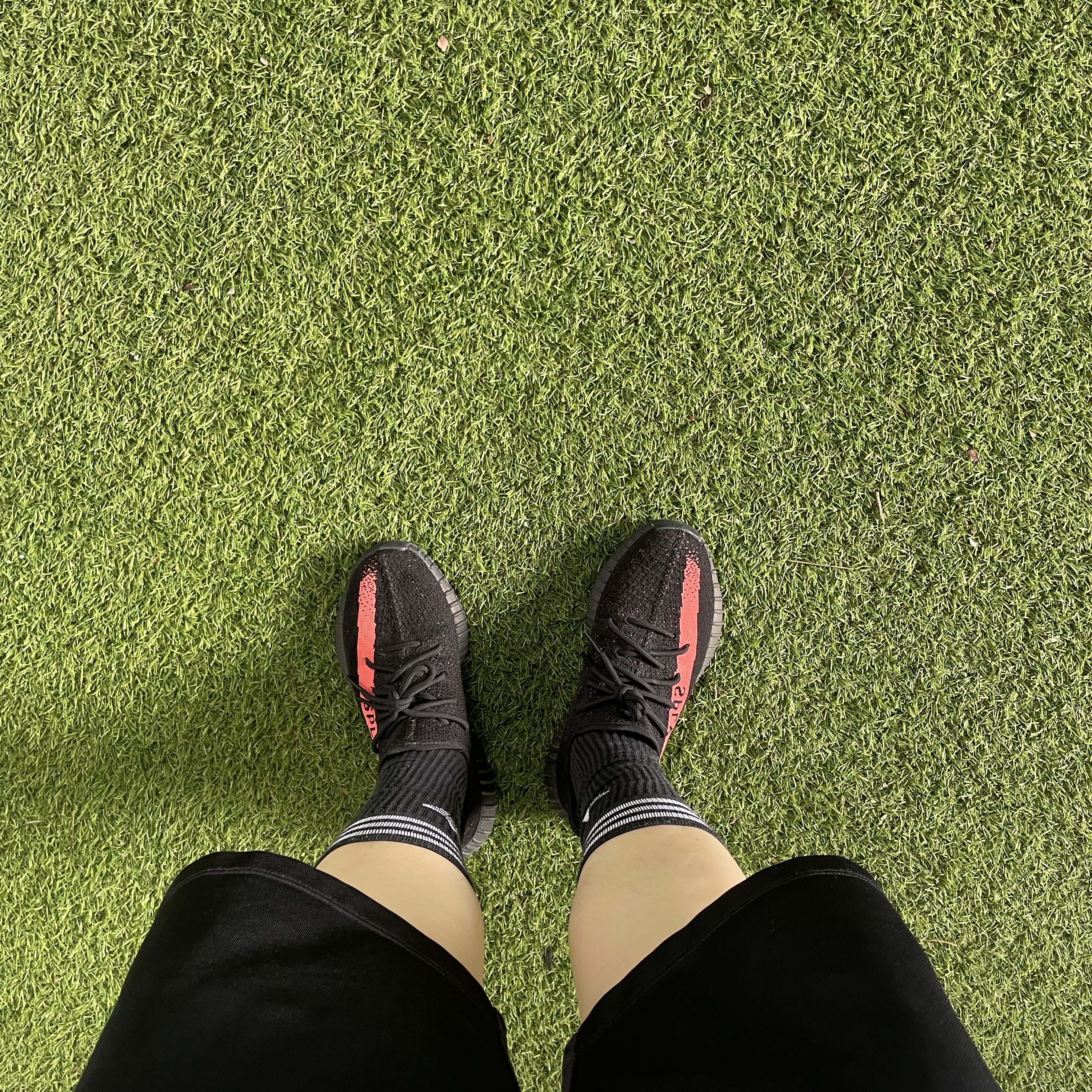 Adidas Yeezy Boost 350 V2 Core Black Red 2022/2023 착용 스타일