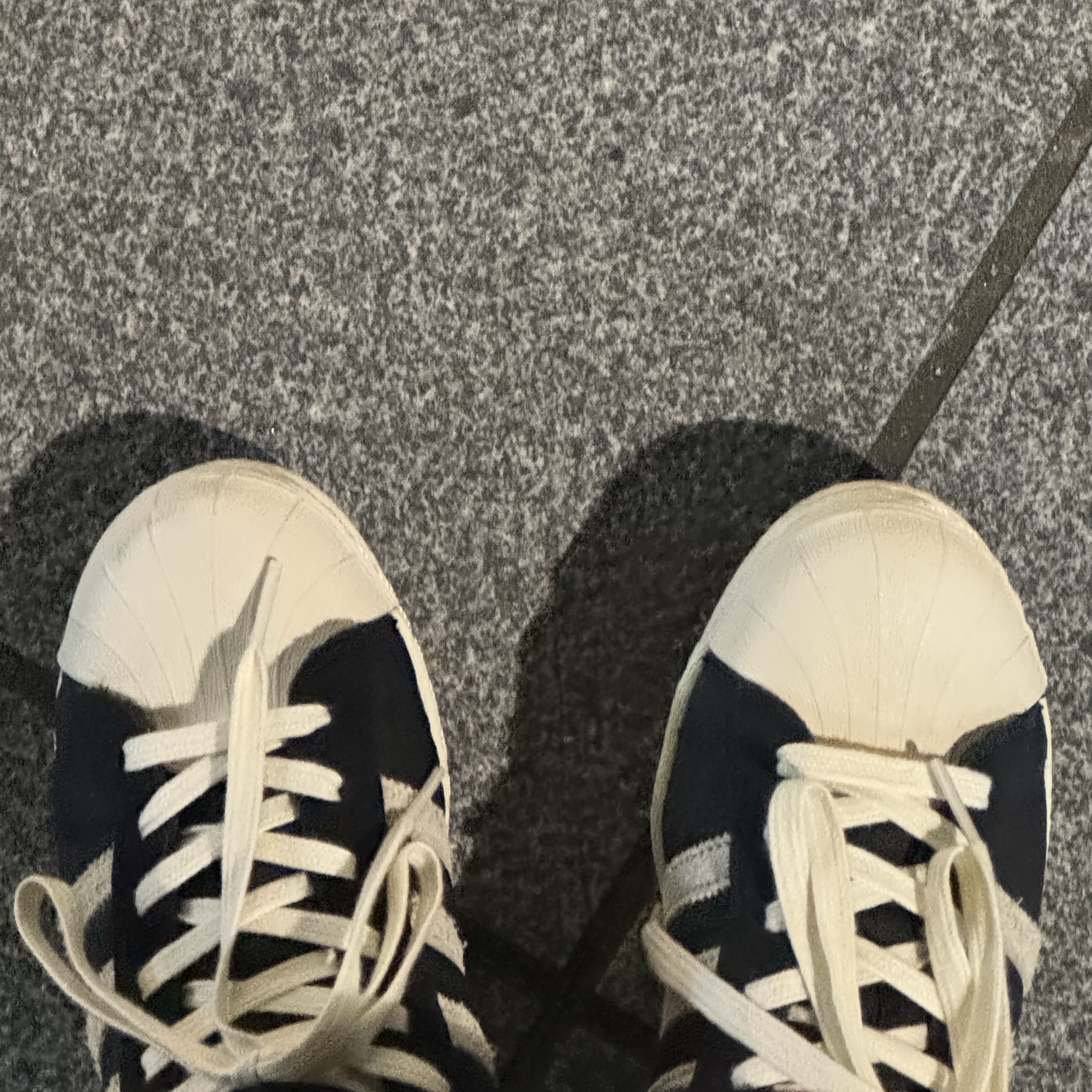 Adidas Superstar 82 Black White 착용 스타일