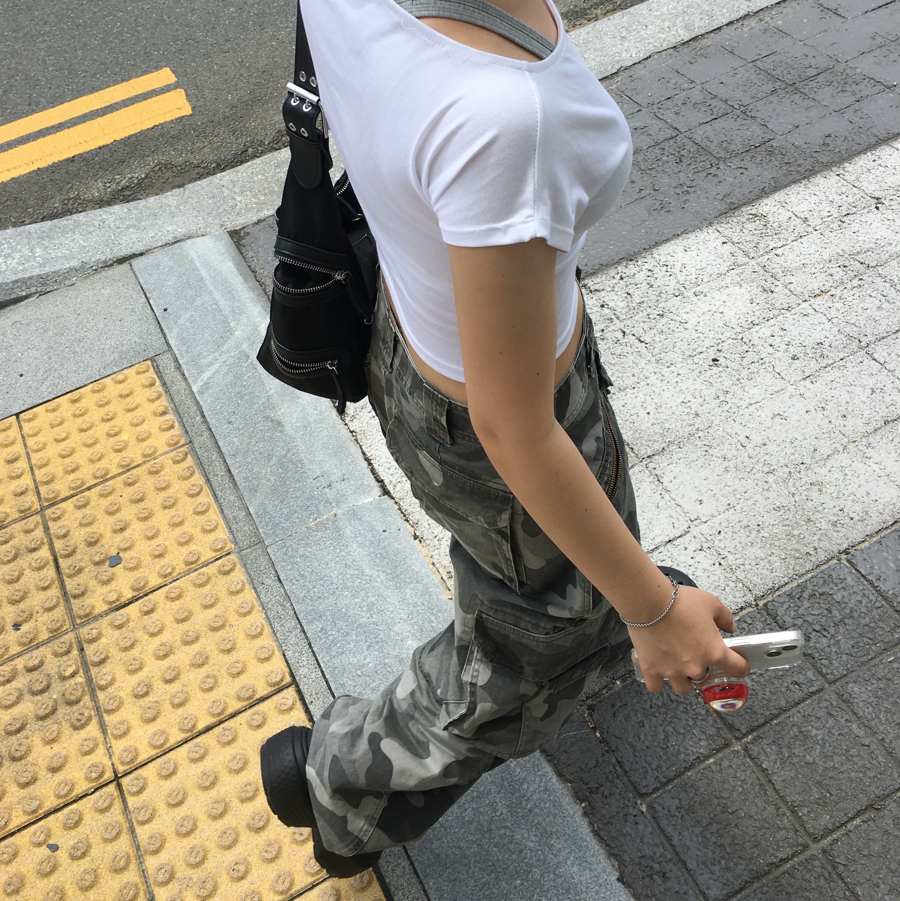 Crocs Stomp Clog Black 착용 스타일 - 2