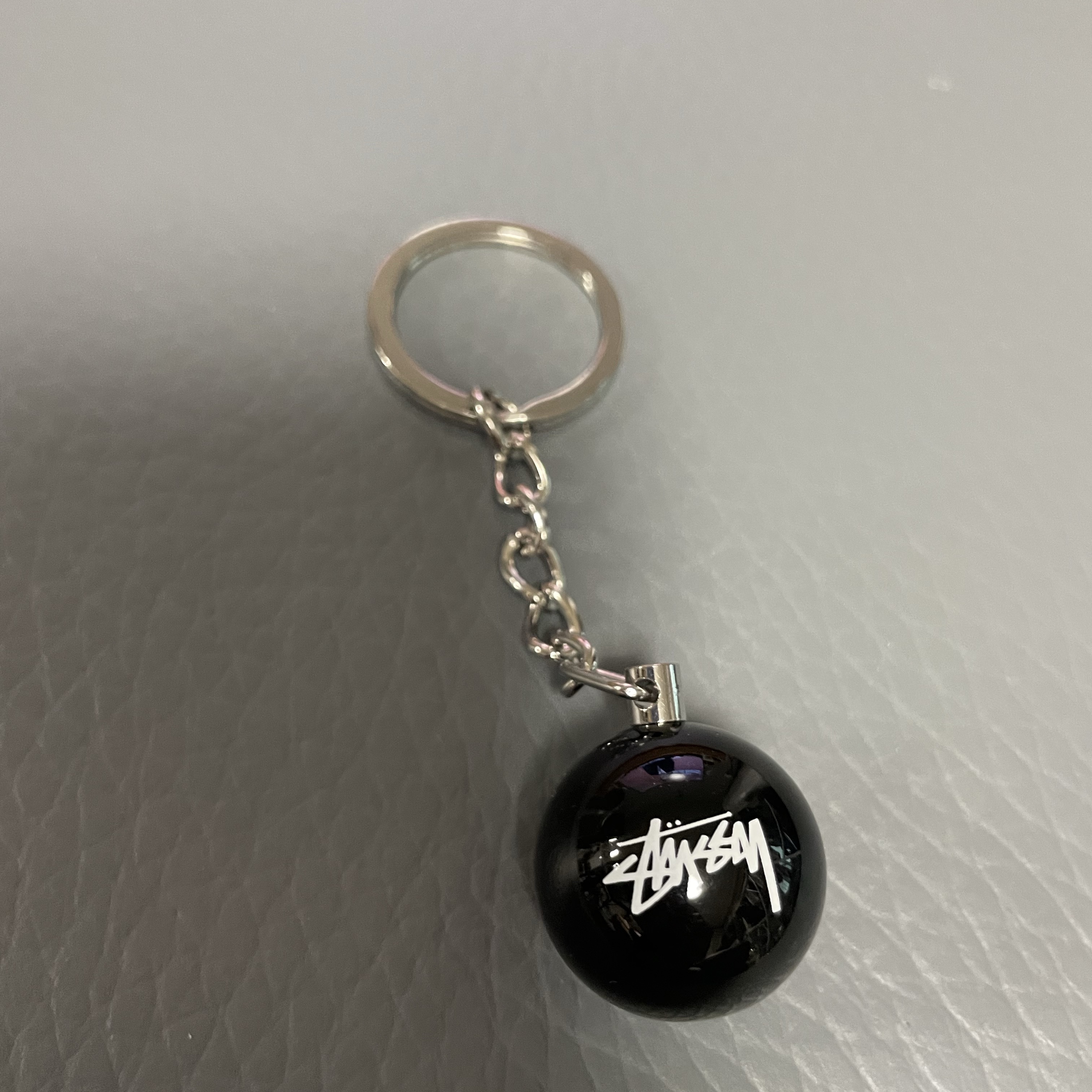 Stussy 8 Ball Keychain Black 착용 스타일 - 1