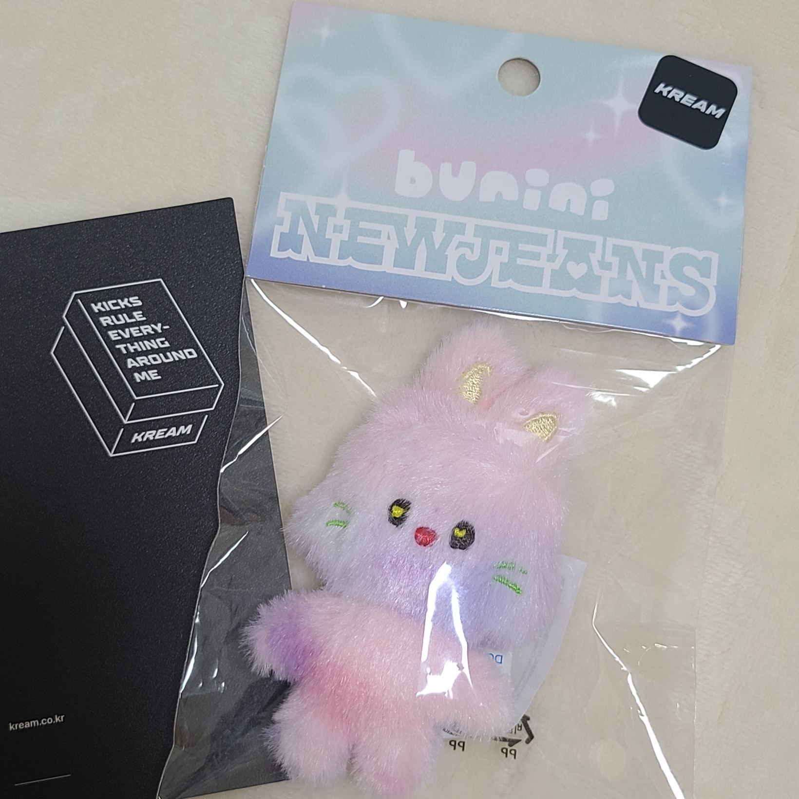NewJeans Bunini Doll Keyring Pink Multi 착용 스타일