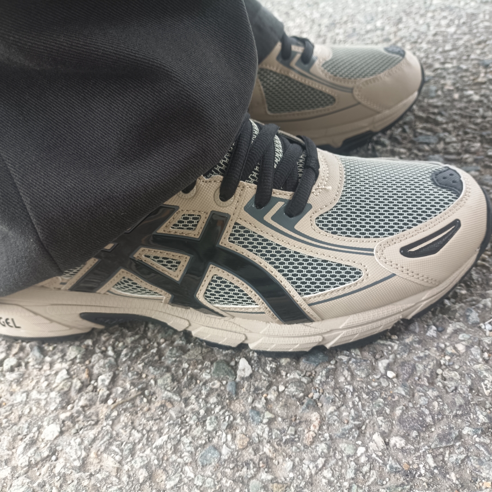 Asics Gel-Venture 6 Feather Grey Black 착용 스타일 - 1