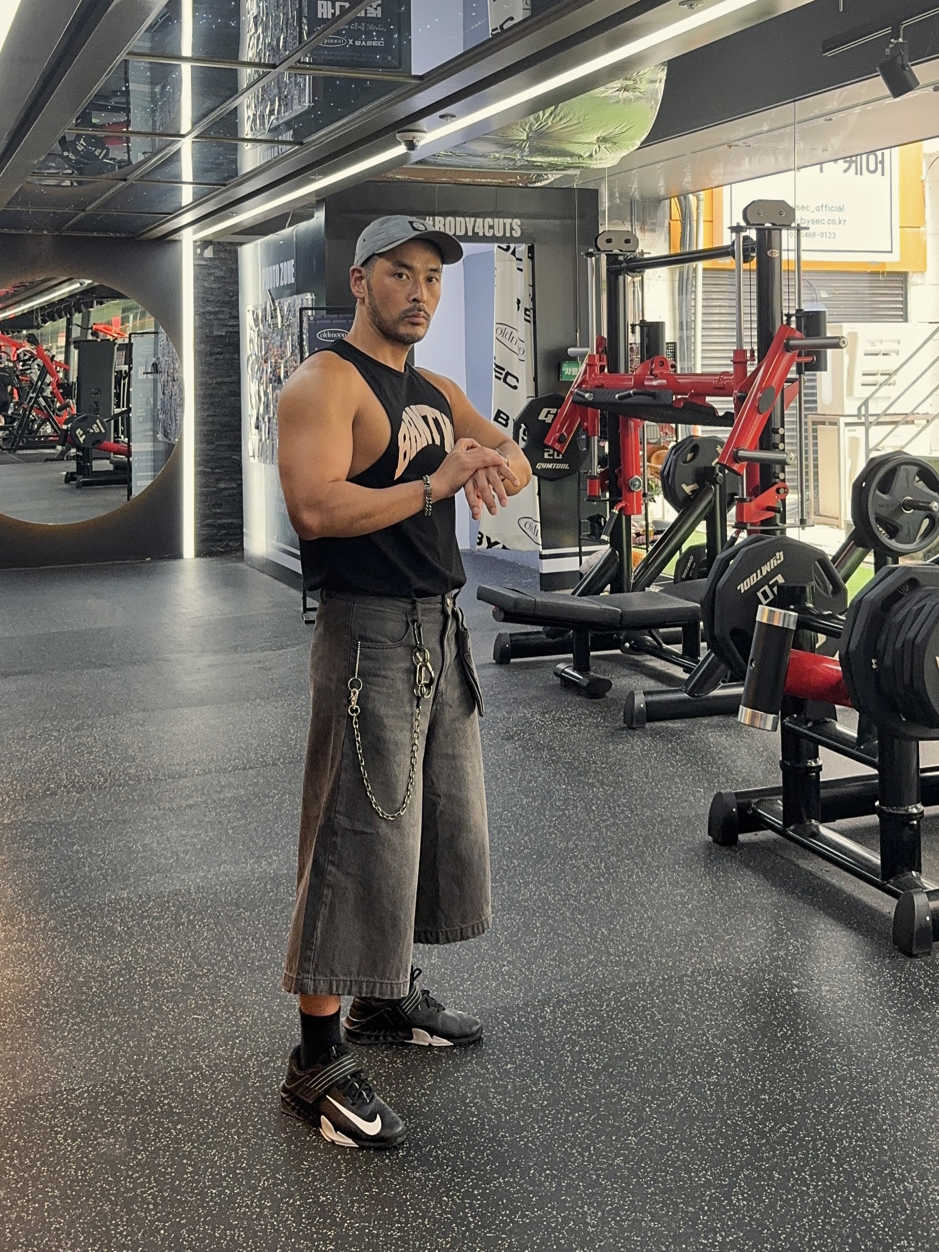 BORN TO WIN BRNTW Reflect New Fit Sleeveless Black, Nike Savaleos Black White 착용 스타일 - 1