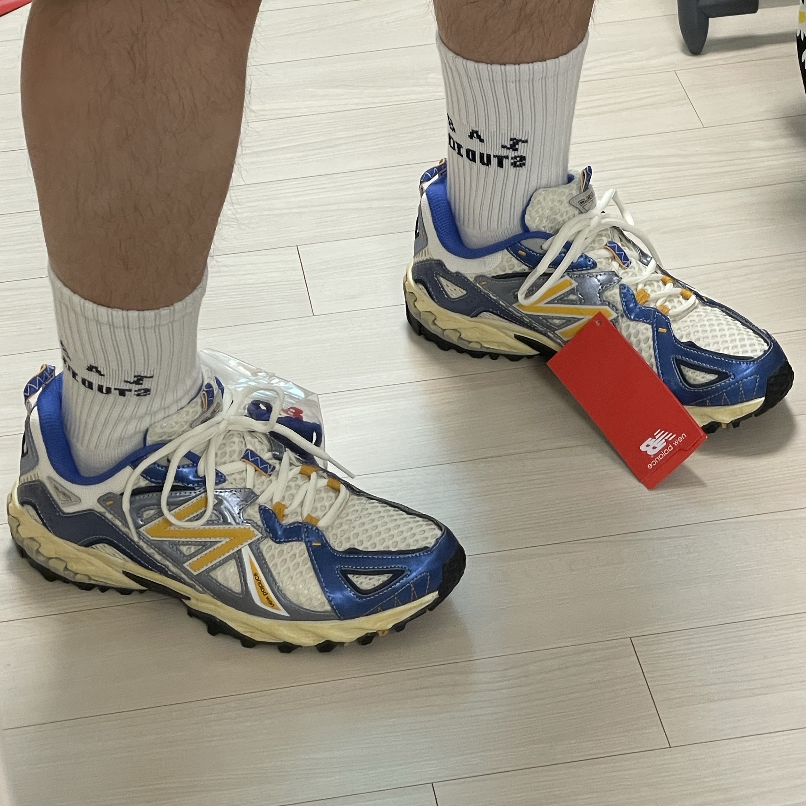 New Balance x Yeseyesee ML610 Atlantic Blue Varsity Gold 착용 스타일 - 2
