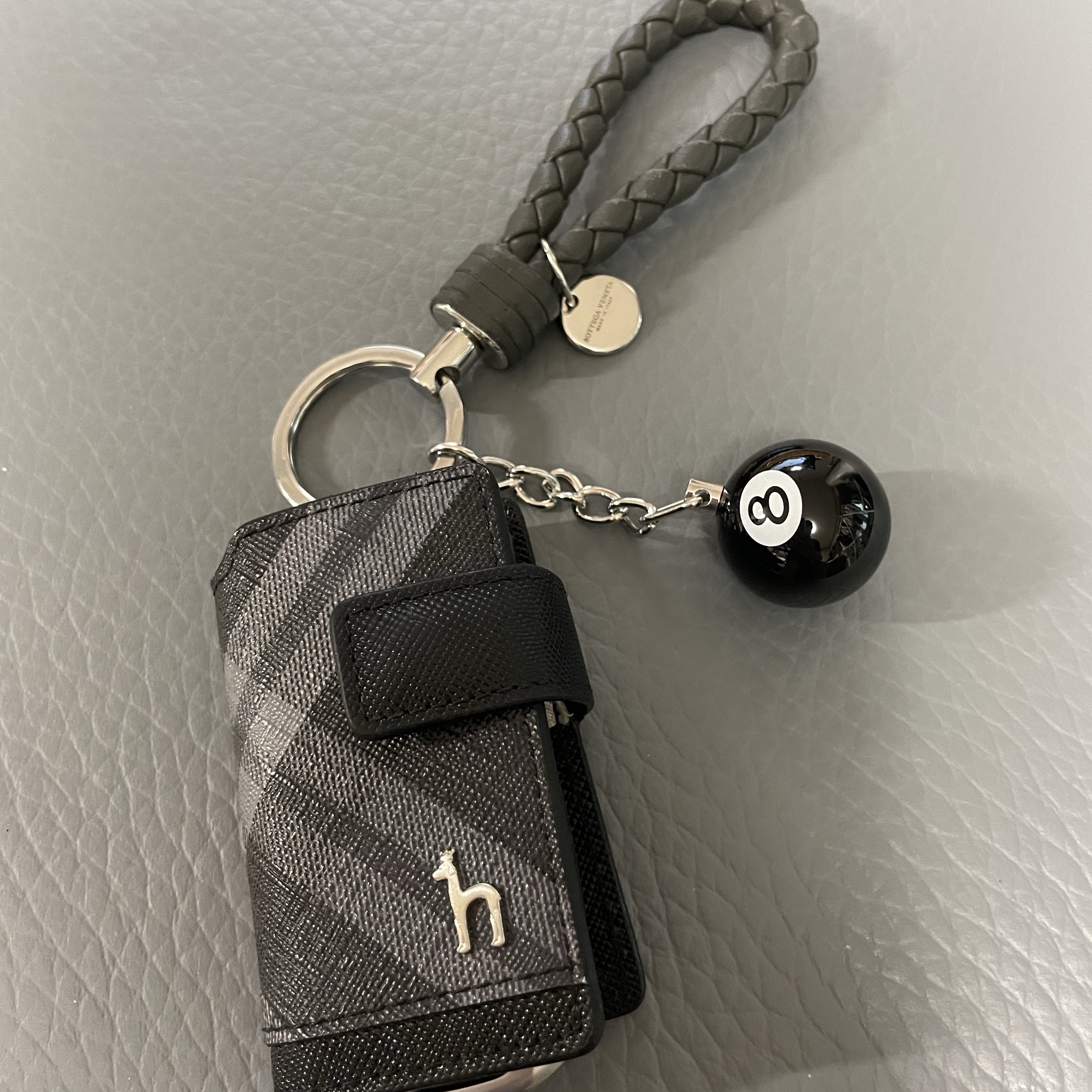 Stussy 8 Ball Keychain Black 착용 스타일 - 4