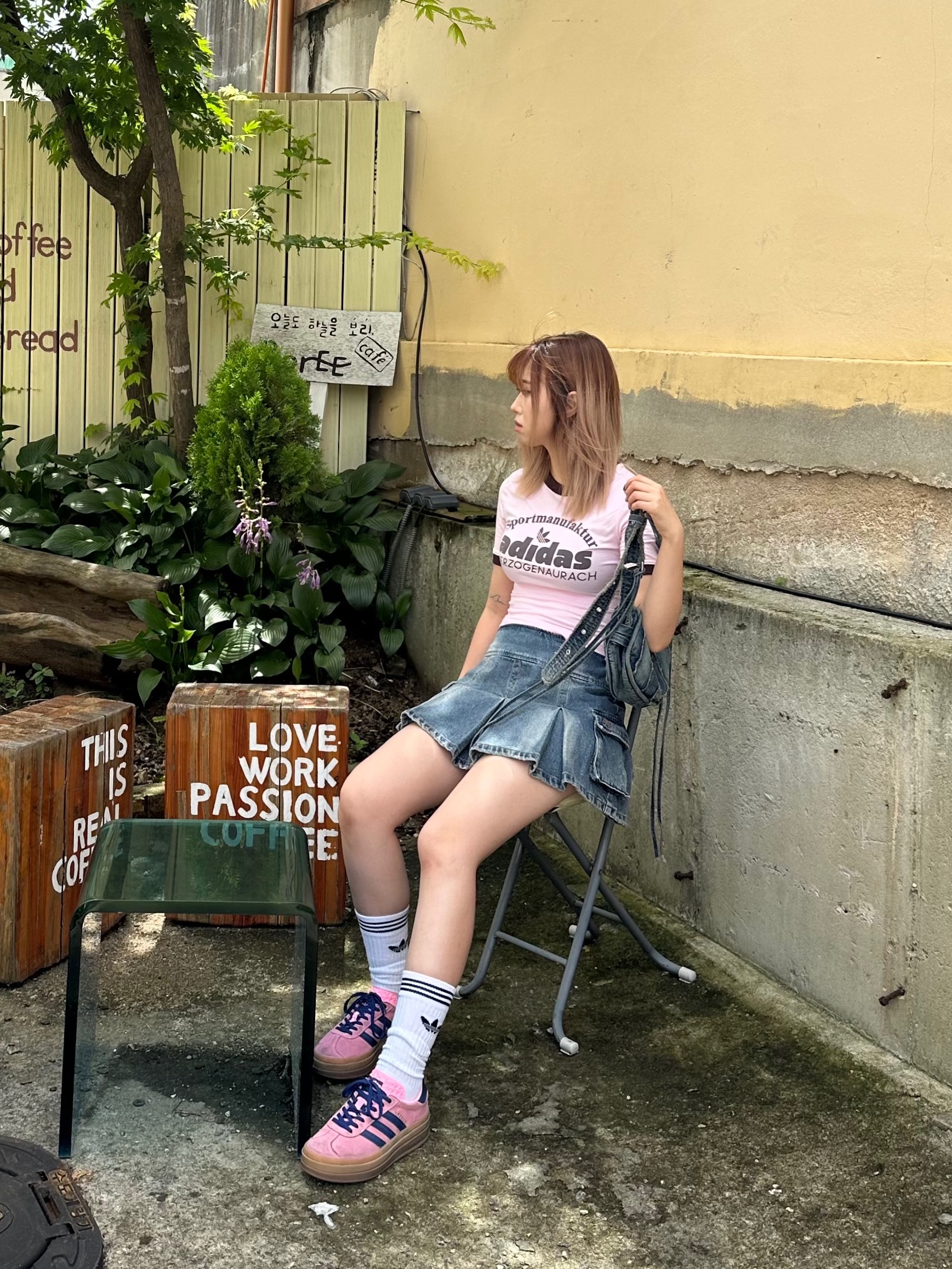(W) Adidas Gazelle Bold Pink Glow Victory Blue, (W) Adidas Retro Graphic T-Shirt Pink - KR Sizing 착용 스타일 - 3