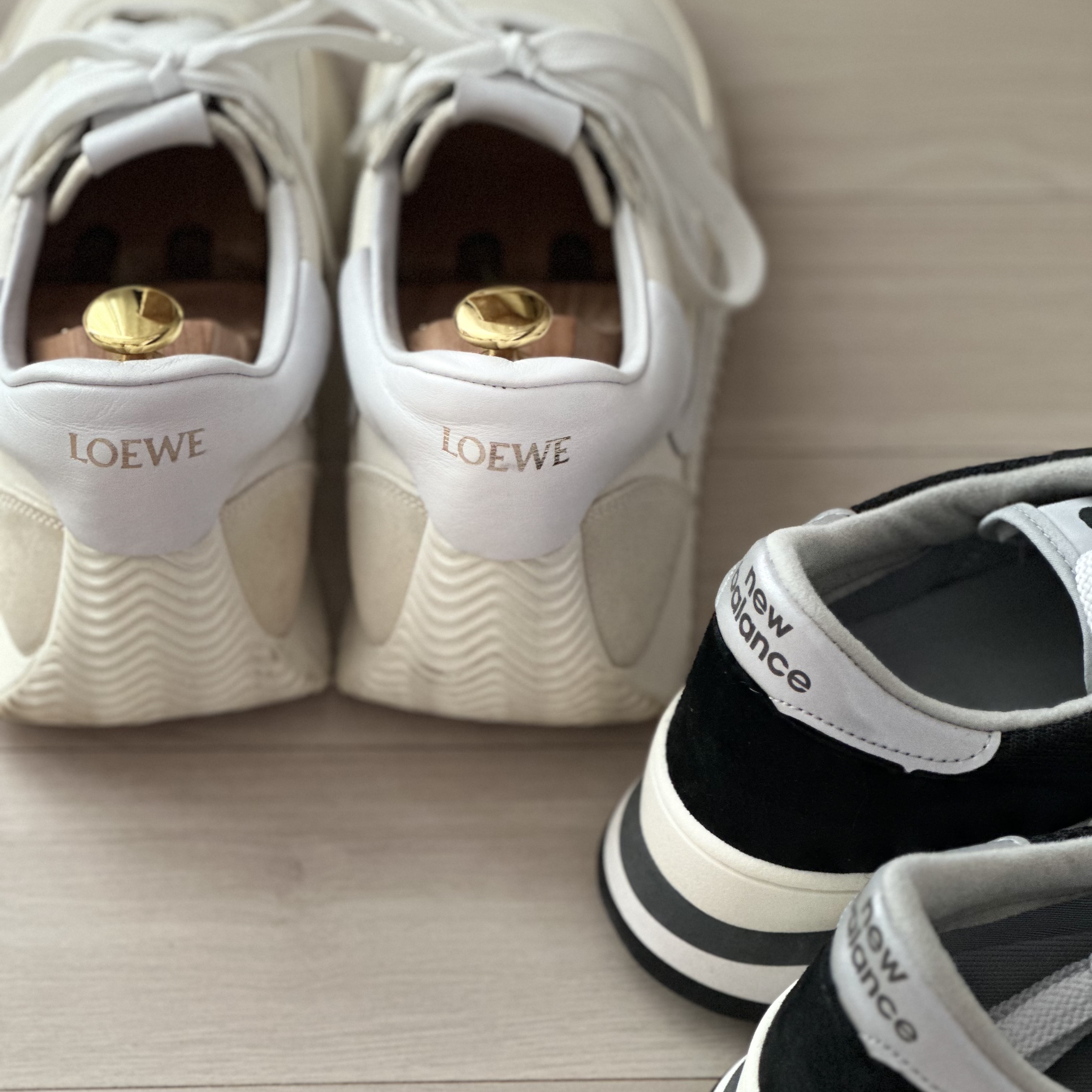 New Balance 990v1 Made in USA Black, Loewe Flow Runner in Nylon and Suede White 착용 스타일 - 2