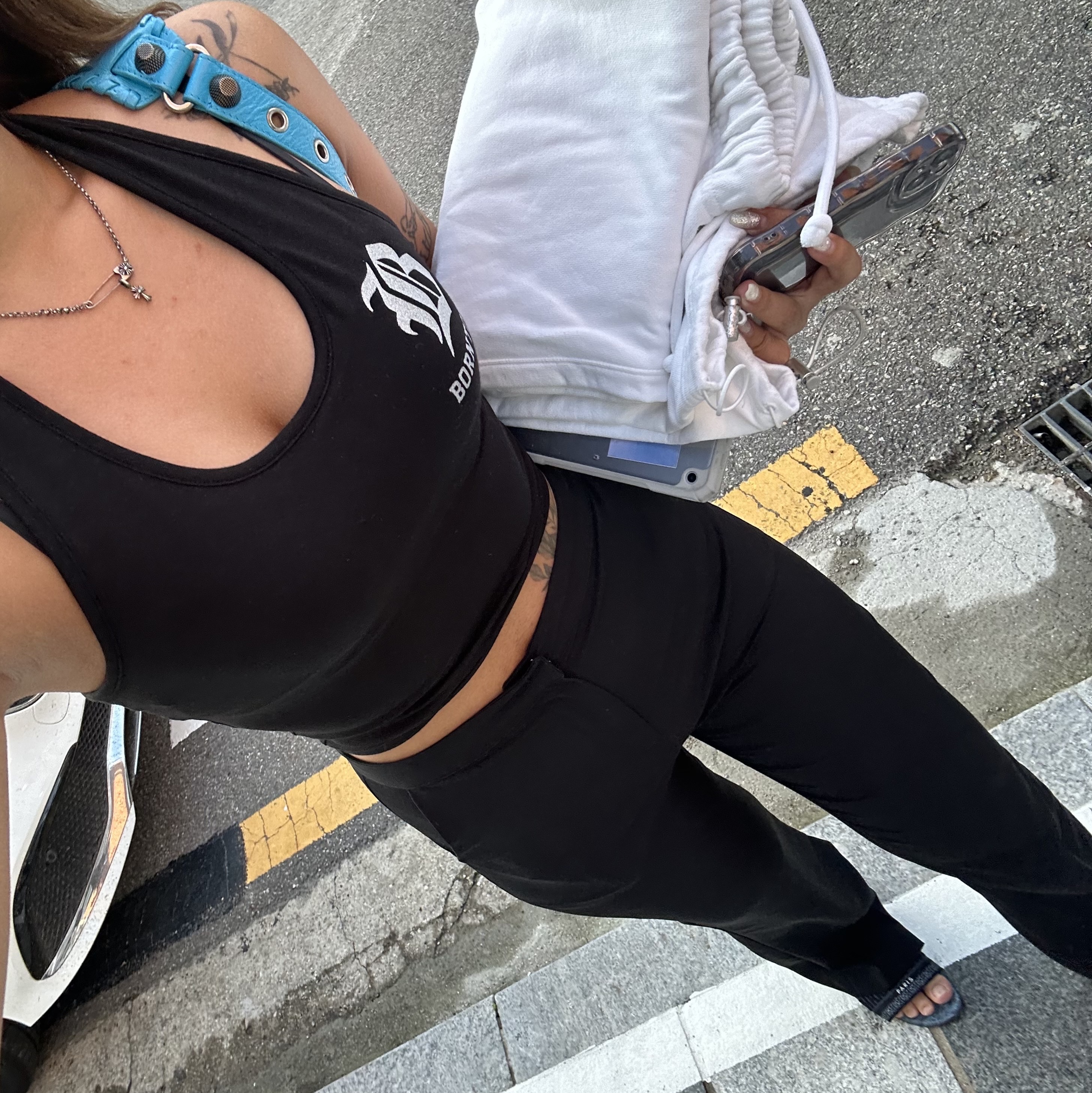 BORN TO WIN Symbol B Halterneck Sleeveless Black 착용 스타일 - 2
