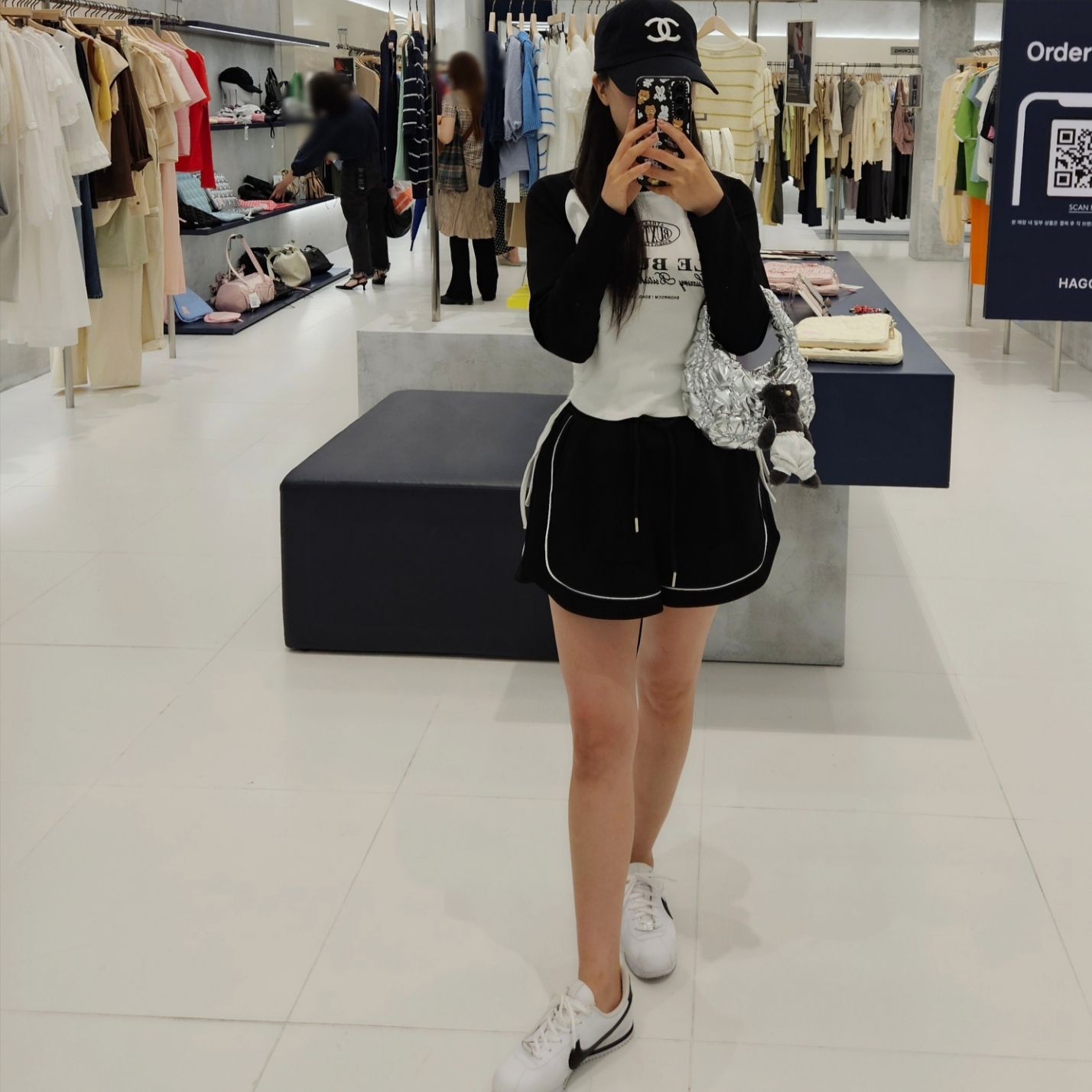 Monamhee x Line Friends Blay Keyring, (W) Nike Cortez Leather White Black 착용 스타일 - 1