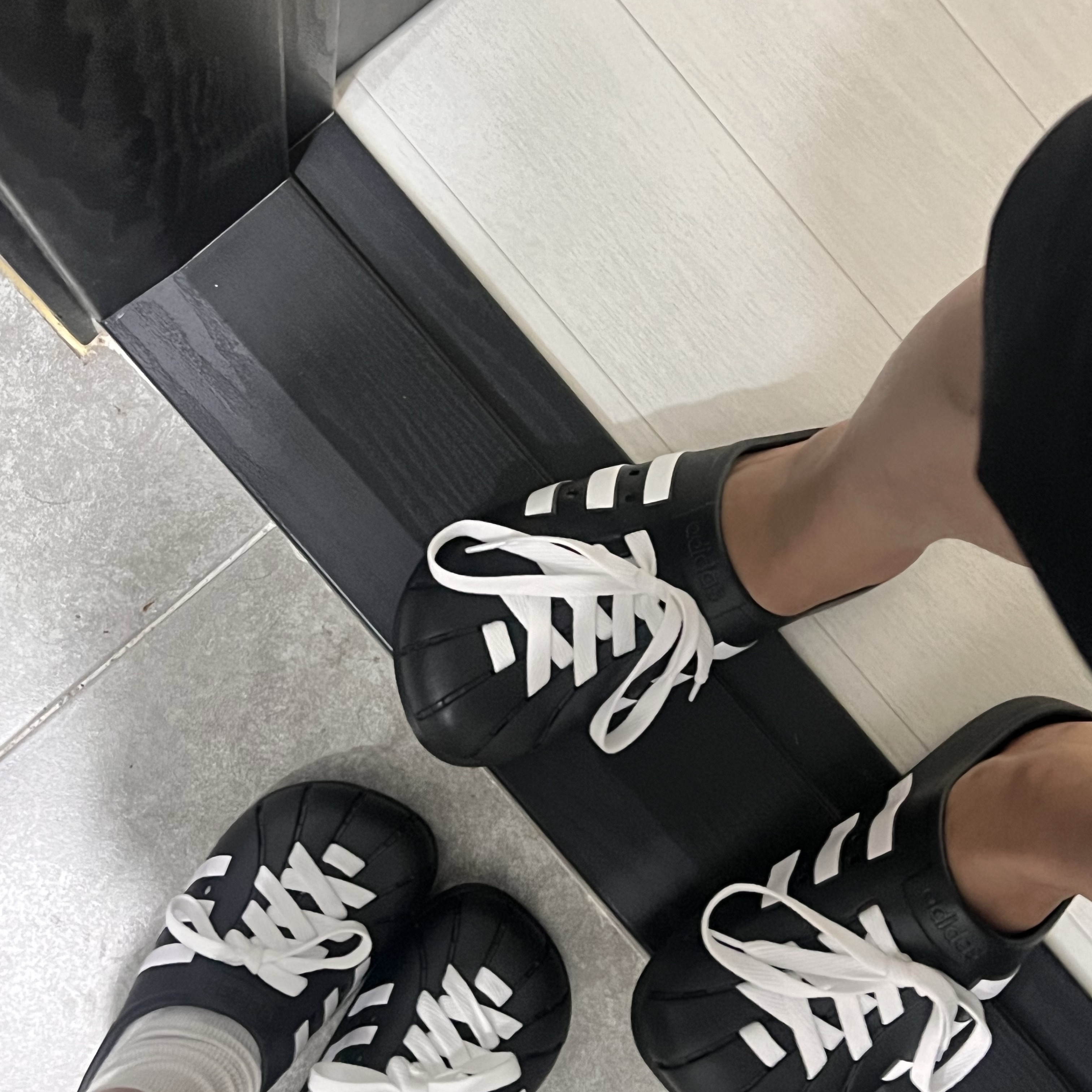 Adidas Adilette Clog Black White 착용 스타일
