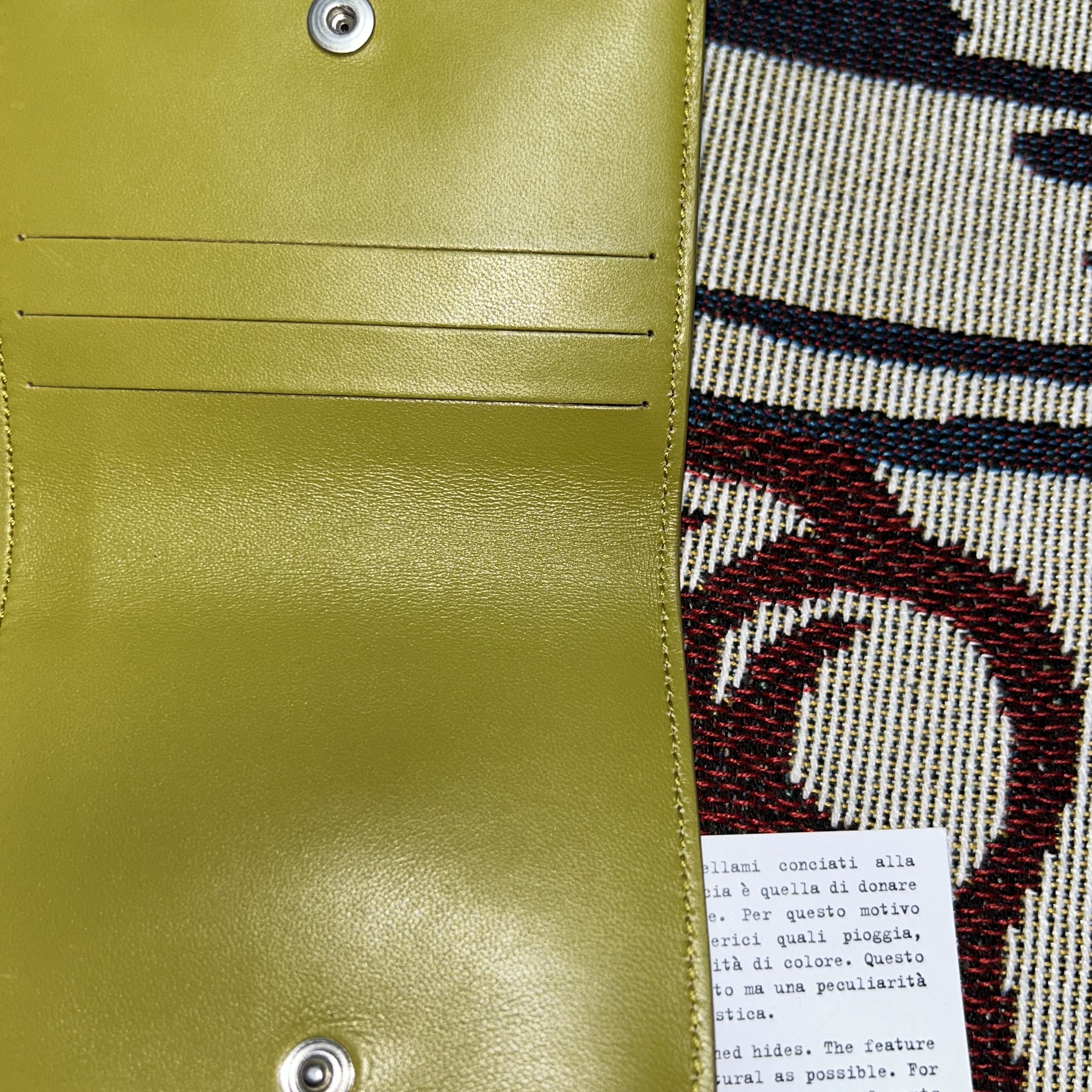 MM6 Maison Margiela Zip Around Wallet Green Glow 착용 스타일 - 2