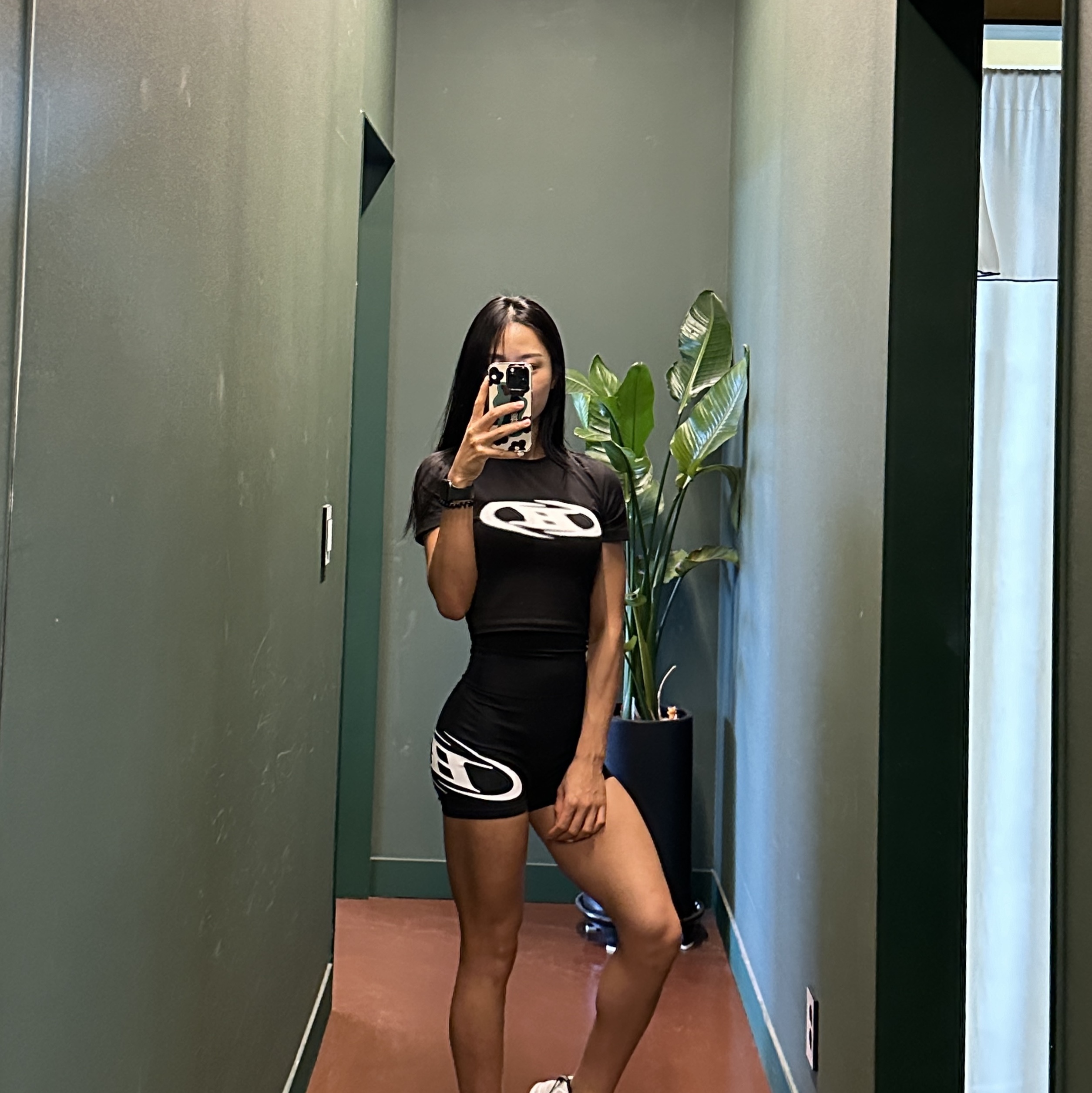 BORN TO WIN B Logo 3.5 Biker Shorts Black, BORN TO WIN Blur Logo Crop Top Black 착용 스타일